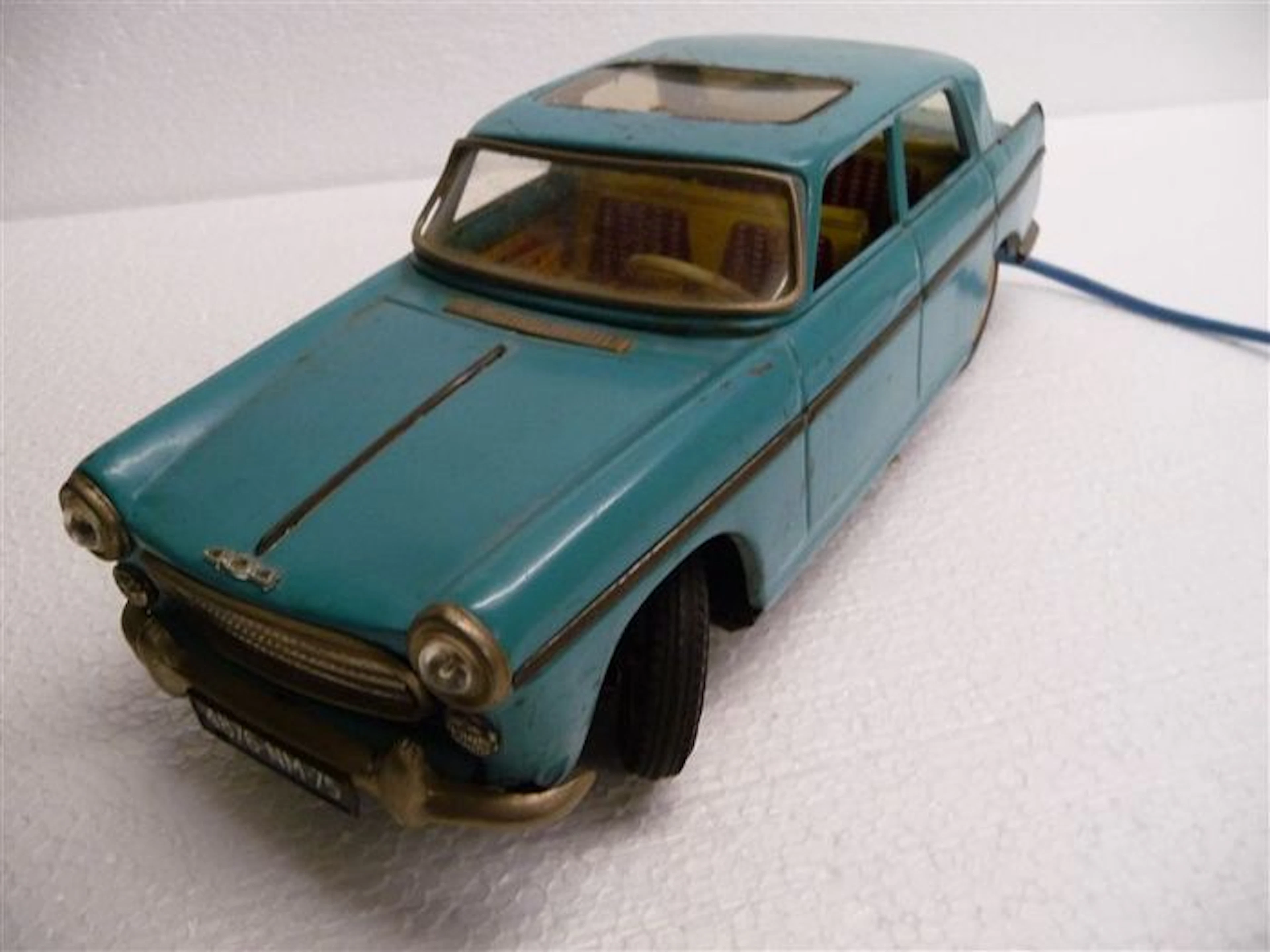 Joustra, France - L. 30 cm - Peugeot 404 Berline en tôle avec moteur à piles, années 60