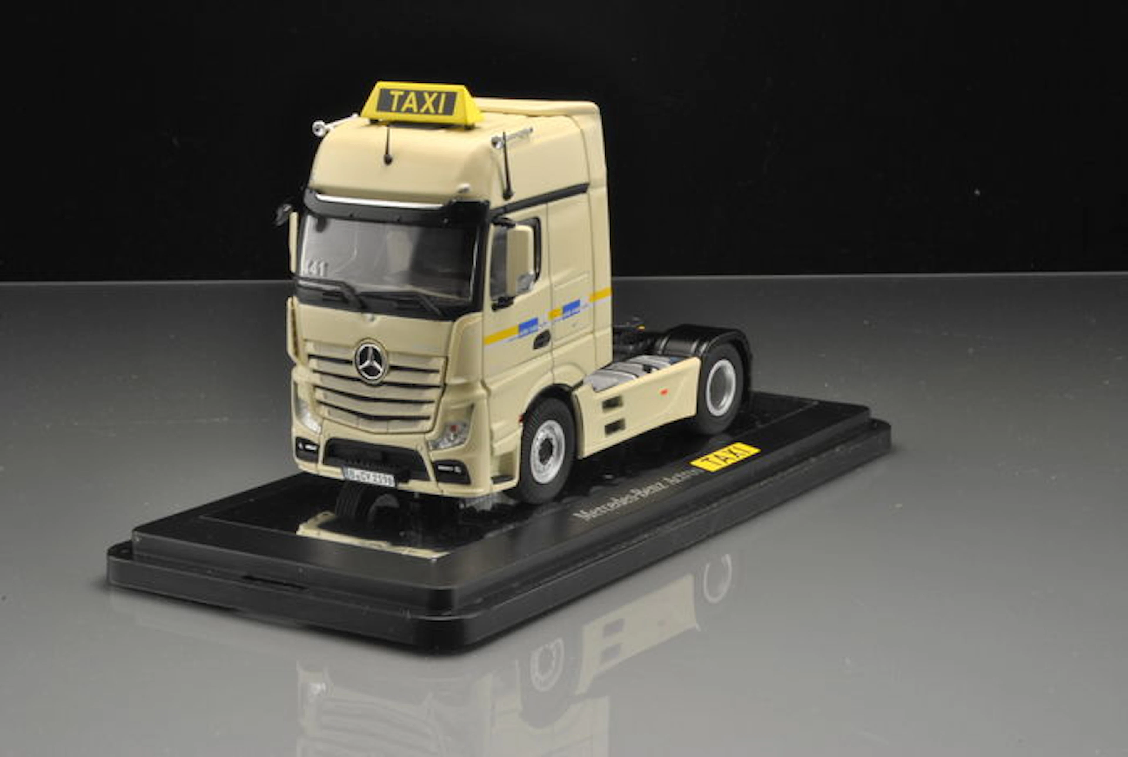 NZG - Schaal 1/50 - Mercedes-Benz Actros "TAXI" IAA 2012