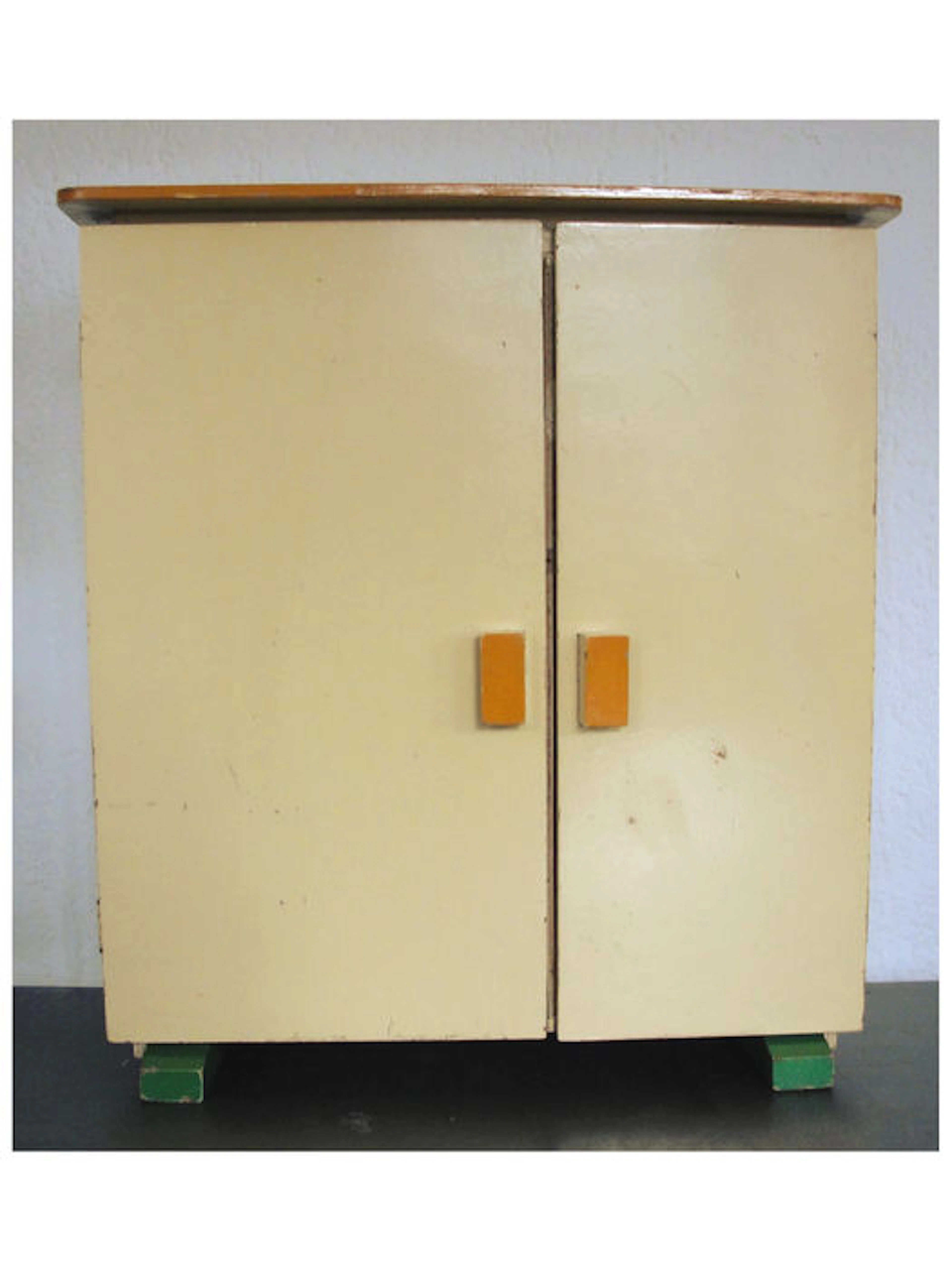 Ko Verzuu - ADO toy linen closet