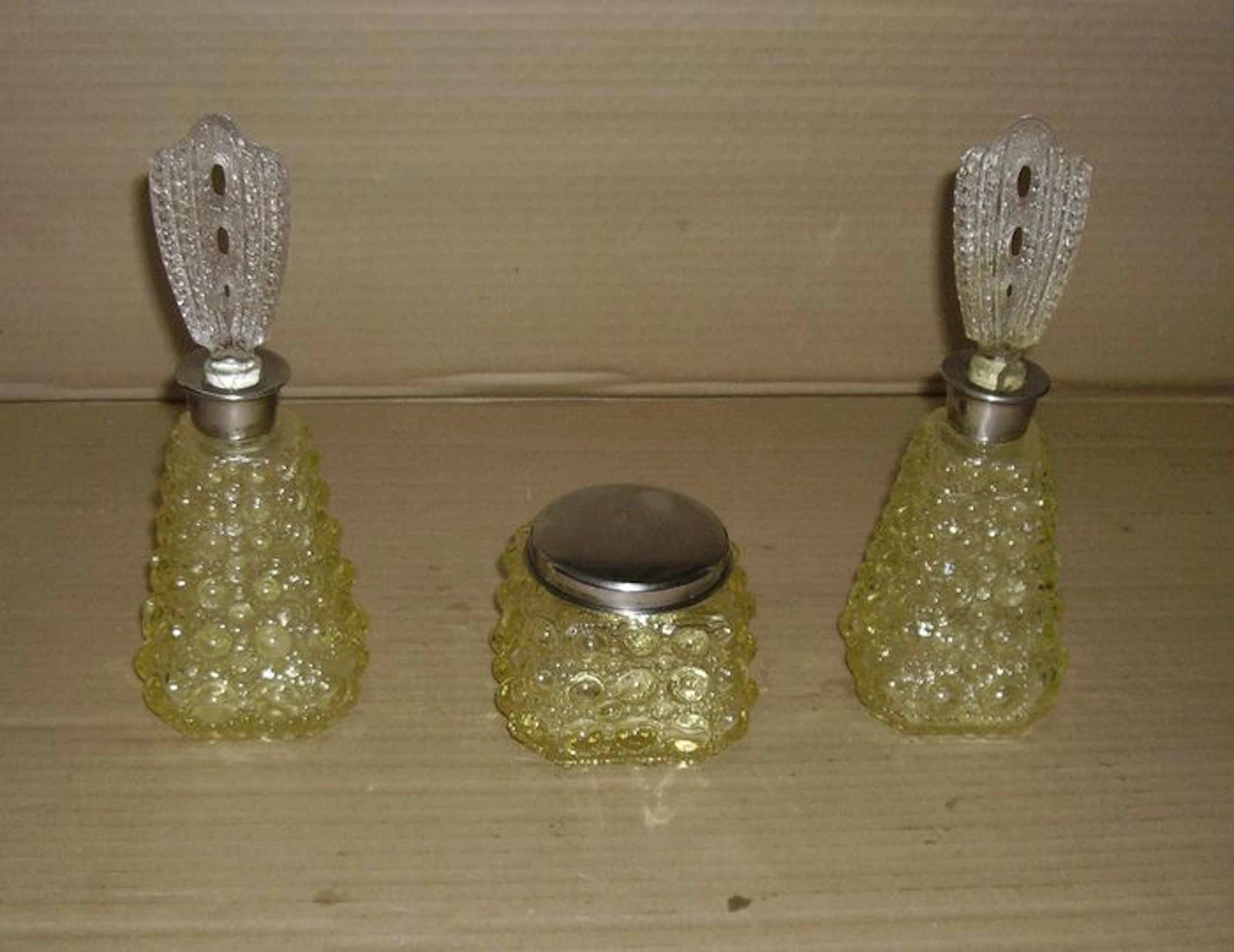 Antiguo y raro juego de cremas y perfumes de tocador de cristal amarillo