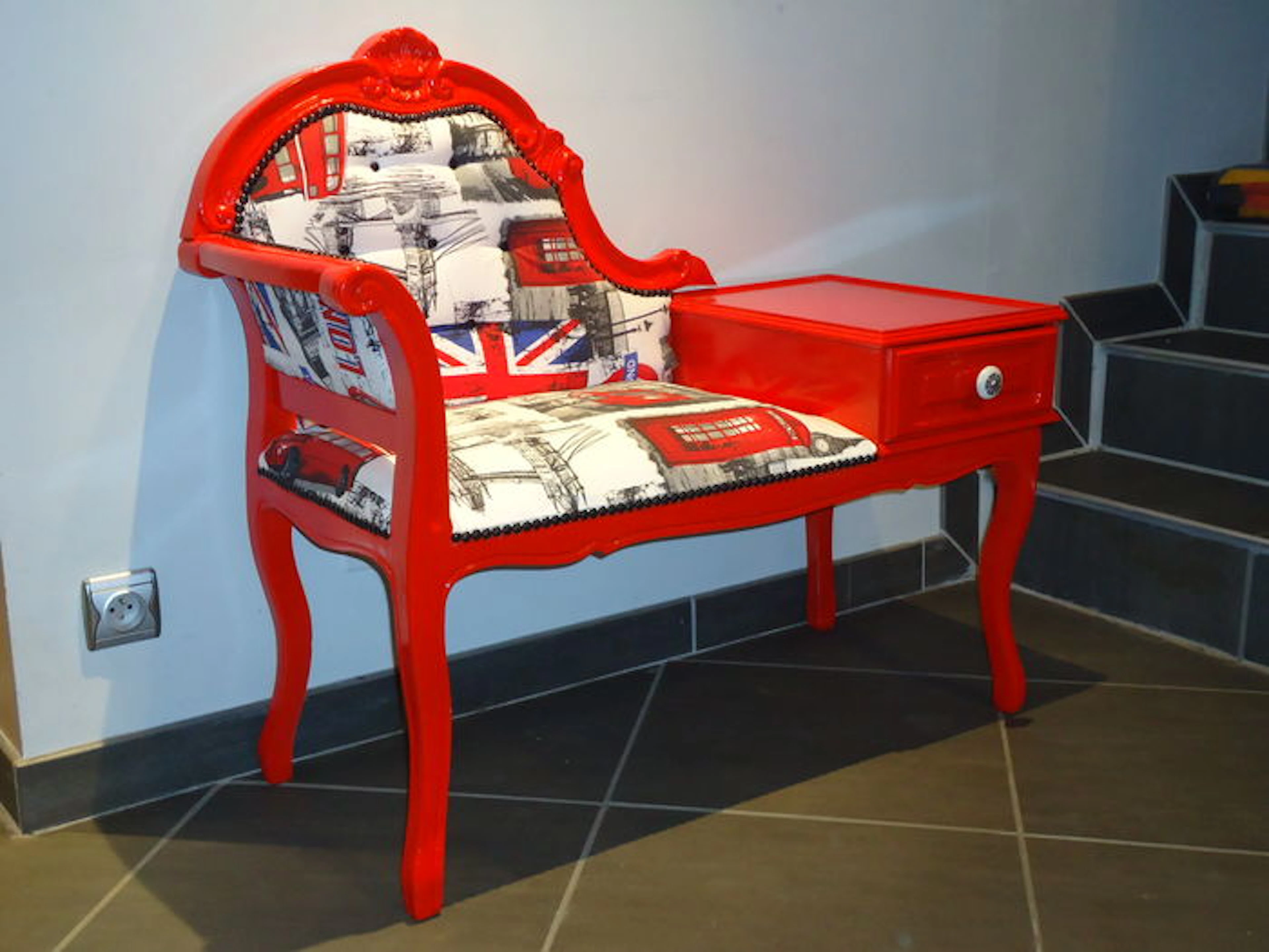 Ancien meuble de téléphone restauré "miss London"