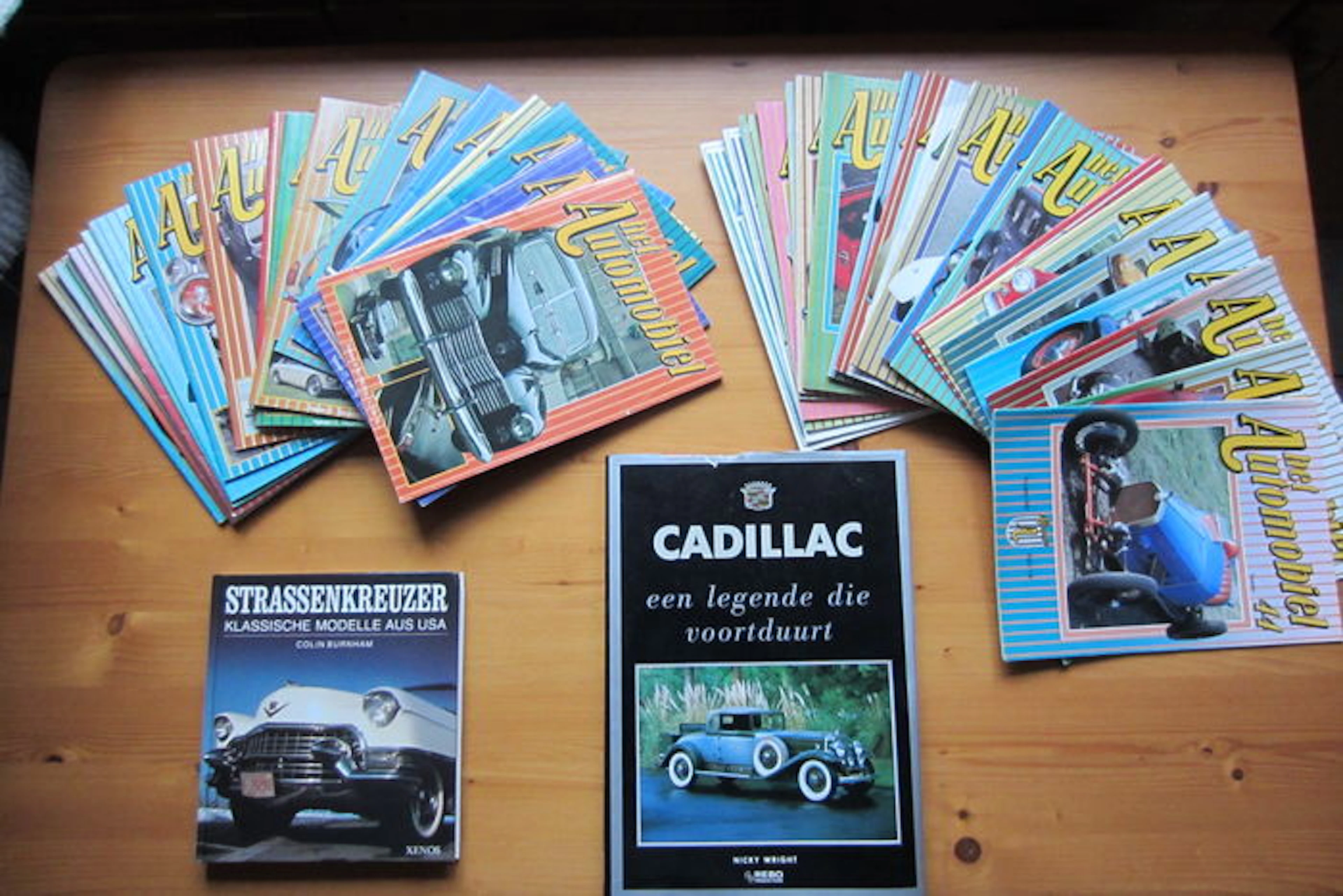 Het Automobiel, het maandblad voor de oldtimerliefhebbers destijds/Boek Cadillac een legende die voortduurt/Boek Klassische Modelle aus U.S.A.