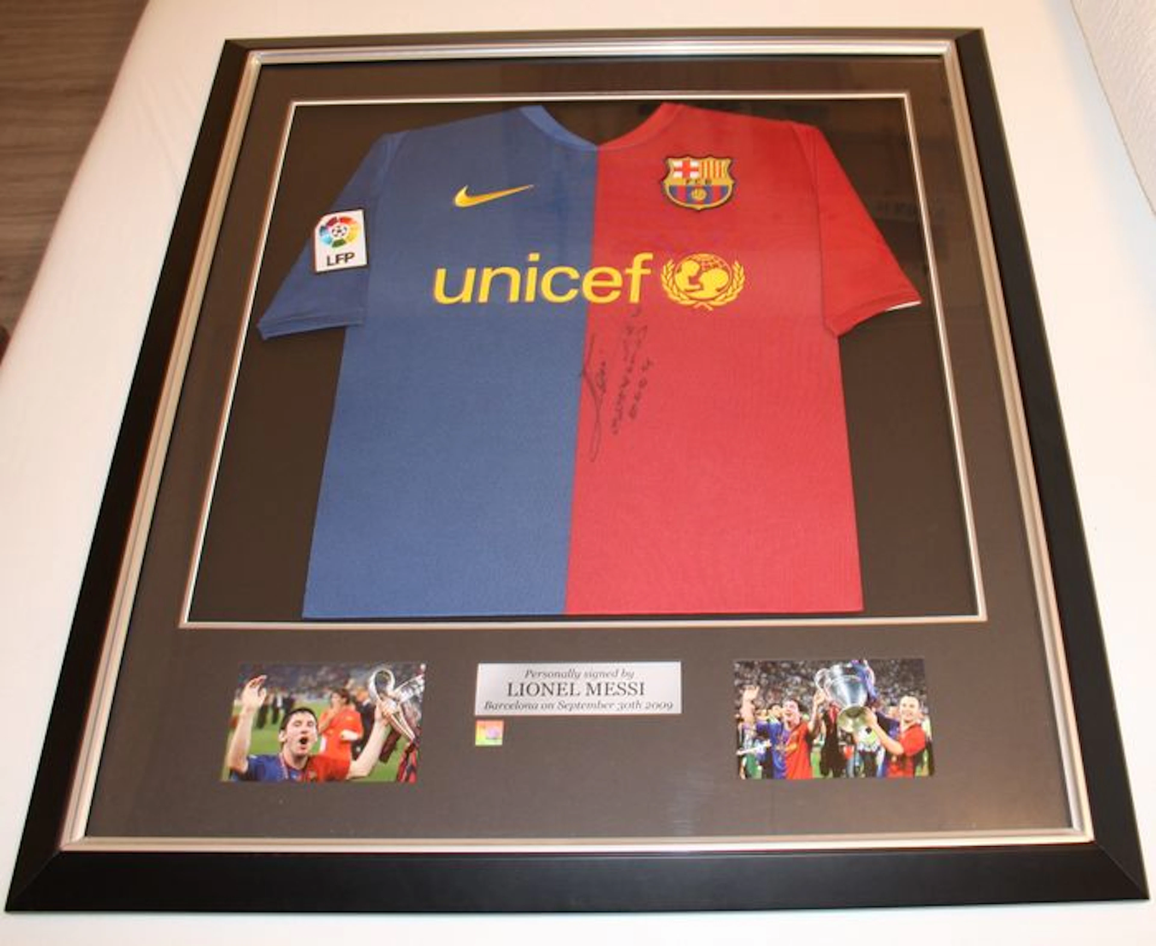 Very exclusive Lionel Messi signed shirt in 2008/2009 in beautiful frame COA + Icons.