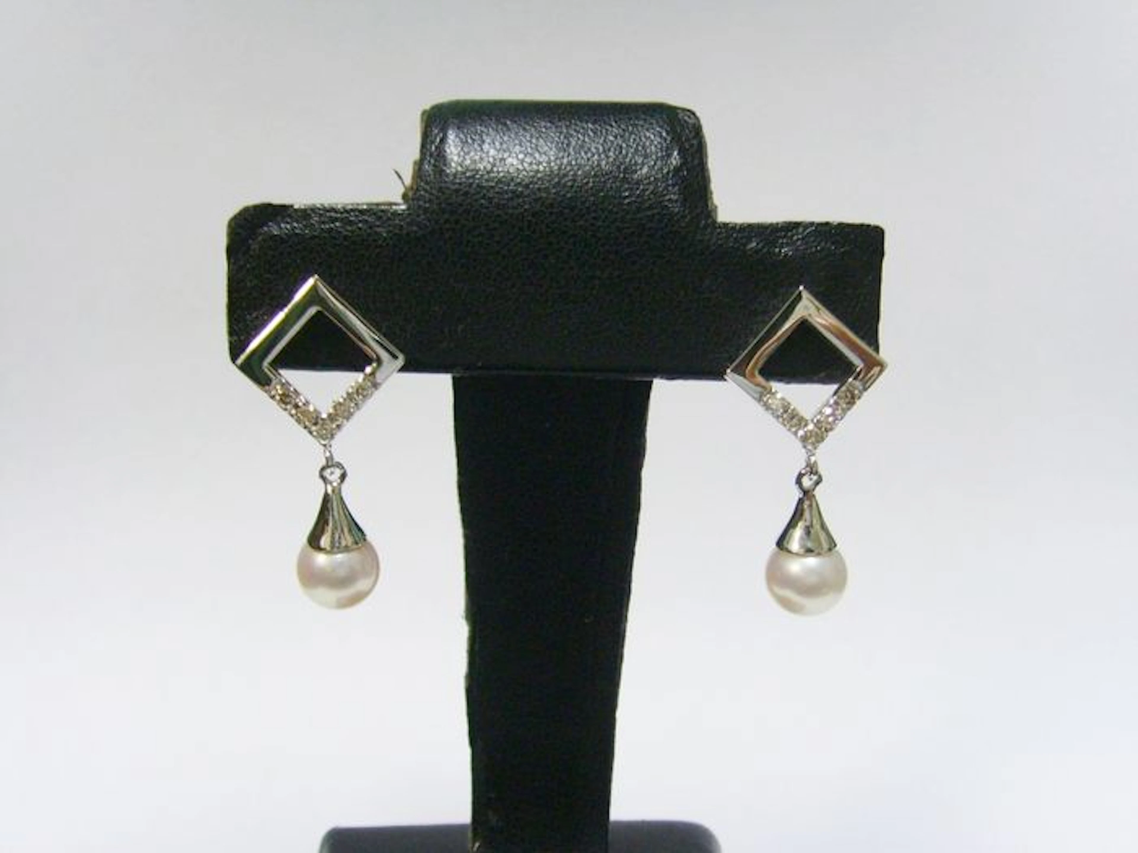 White gold earrings with brilliant-cut diamonds and 2 pearl pendants.