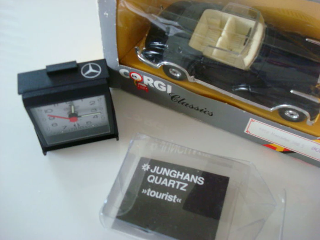 JUNGHANS Tourist Wecker Mercedes + Anleitung - NOS - Extrem selten!! und CORGI Classic 1956 Mercedes 300 S Cabrio 1/43