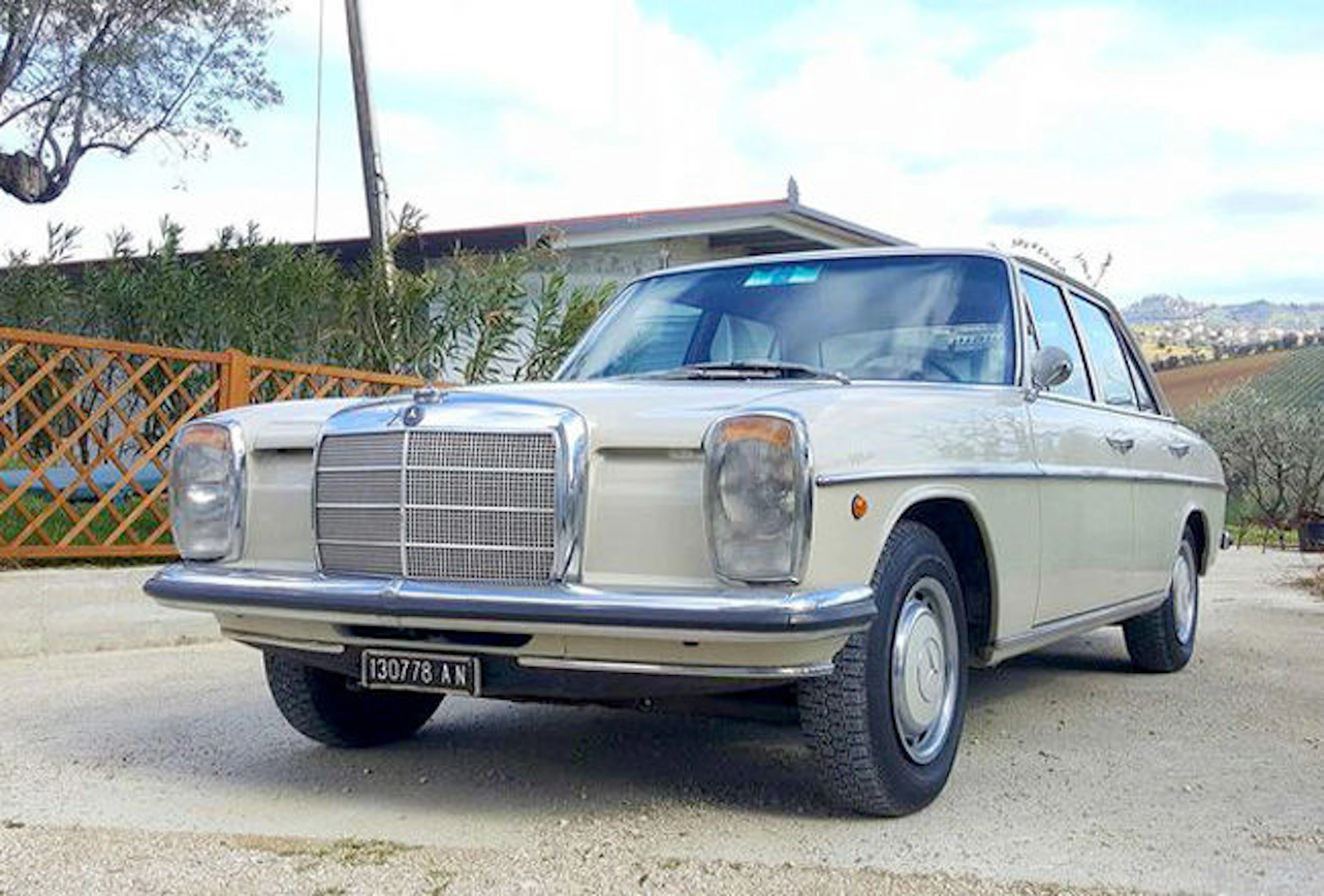 Mercedes Benz 220 W115 - 1970