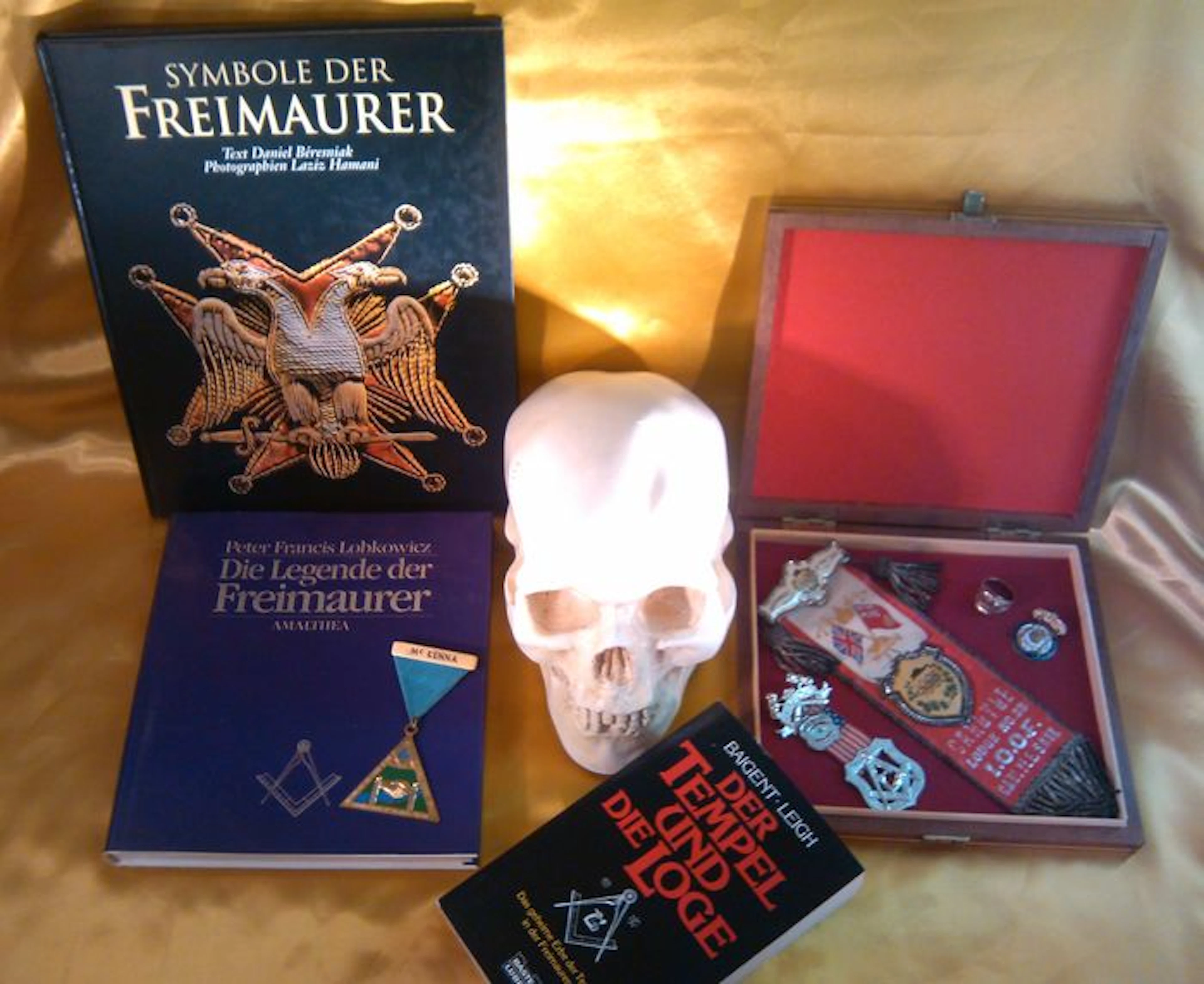 Historical Freemason lot with 4 badges and a Ring, 3 books and one skull