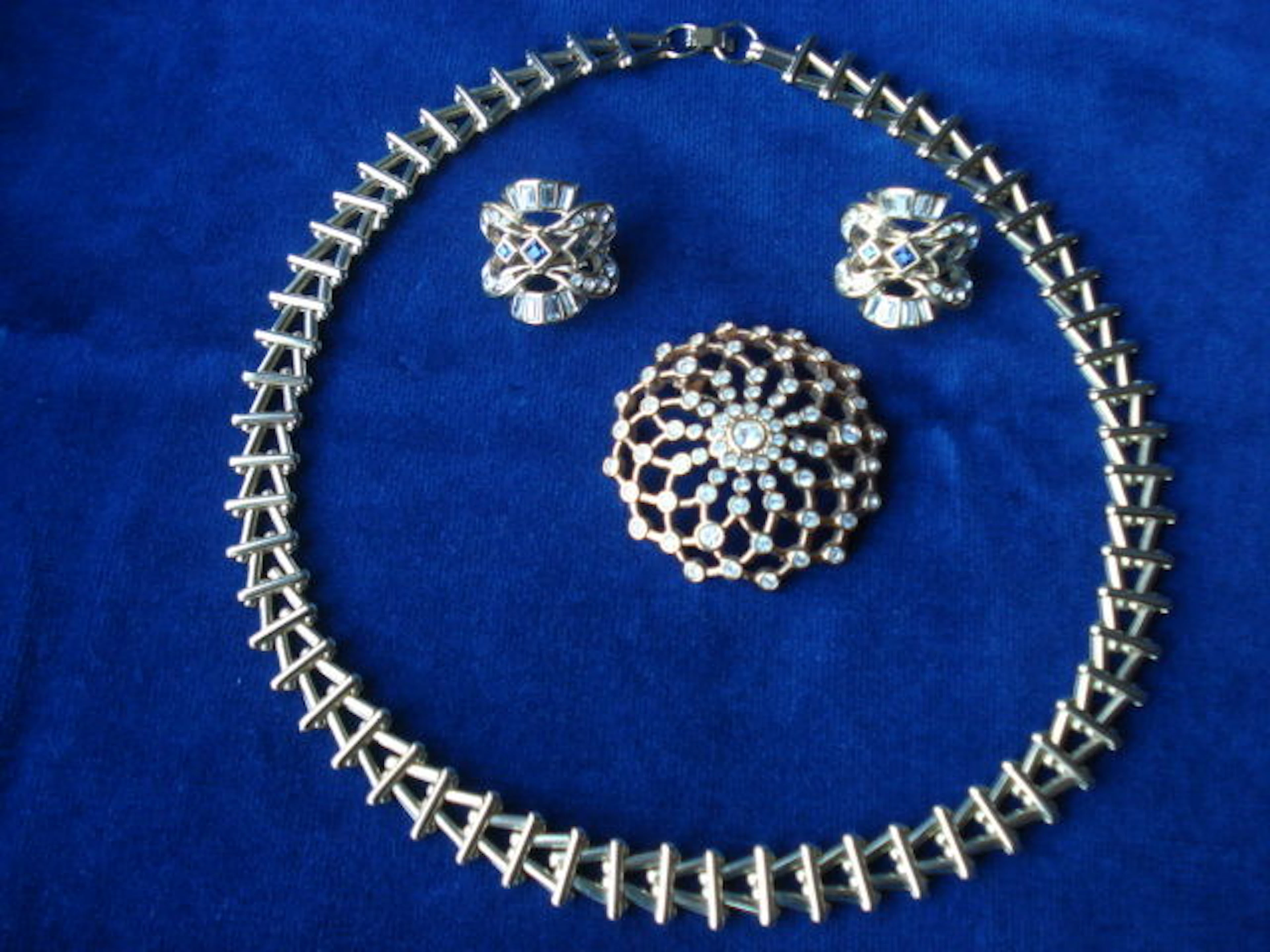 Lot: Swarovski - Broche + Halscollier + Oorclips