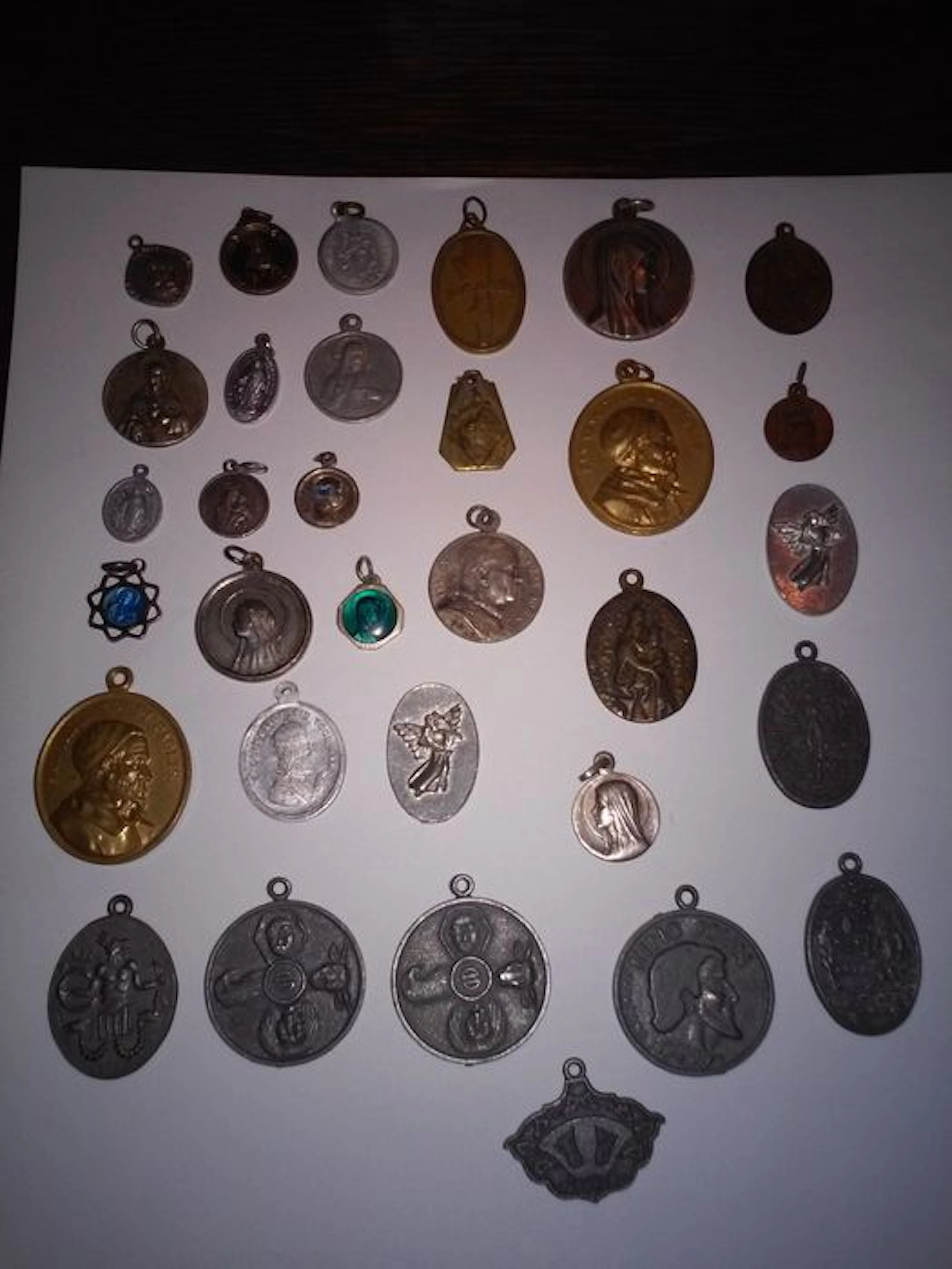 Lot of 32 various religious medallions - varied in age