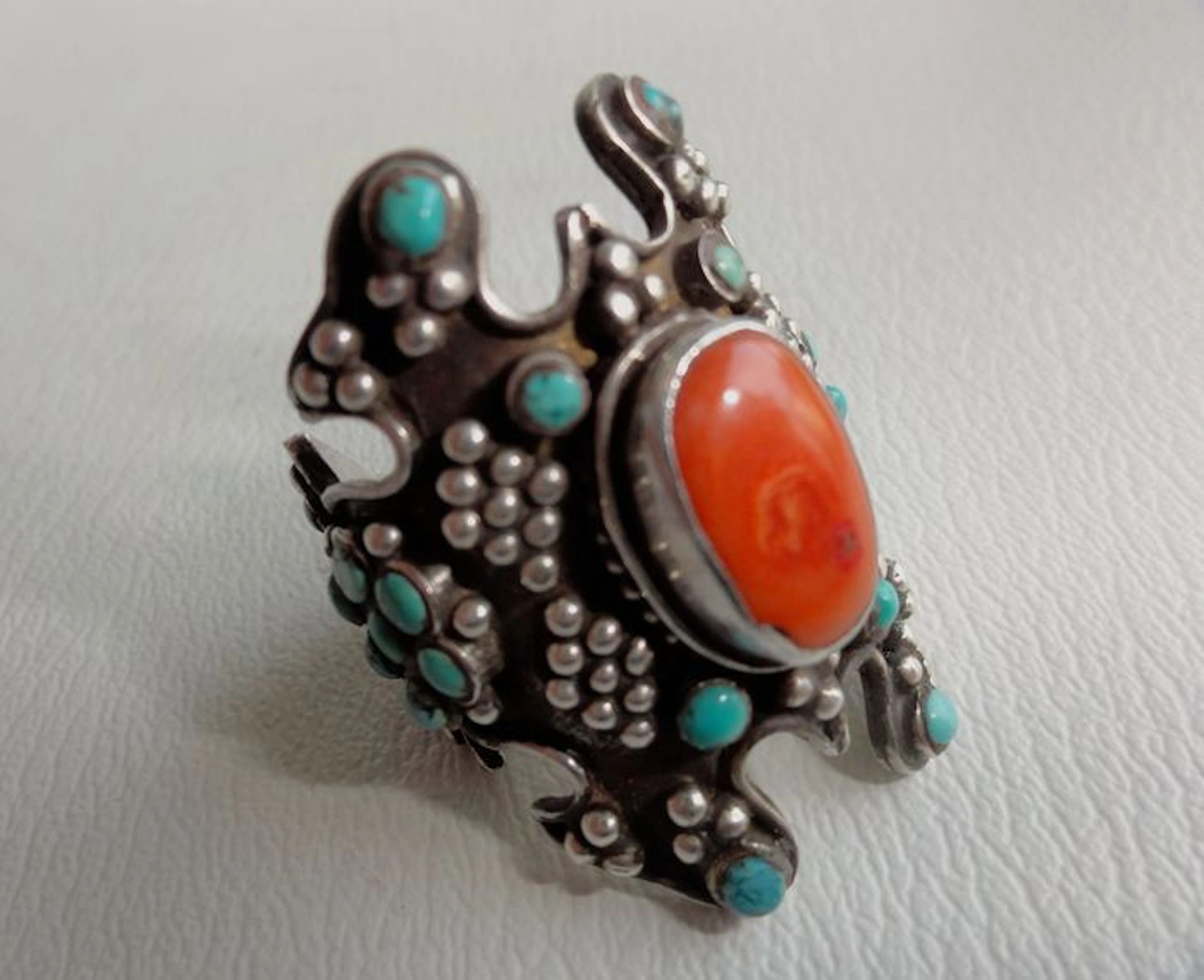 Bague traditionnelle en corail, turquoise et argent massif - India - milieu du 20e siècle