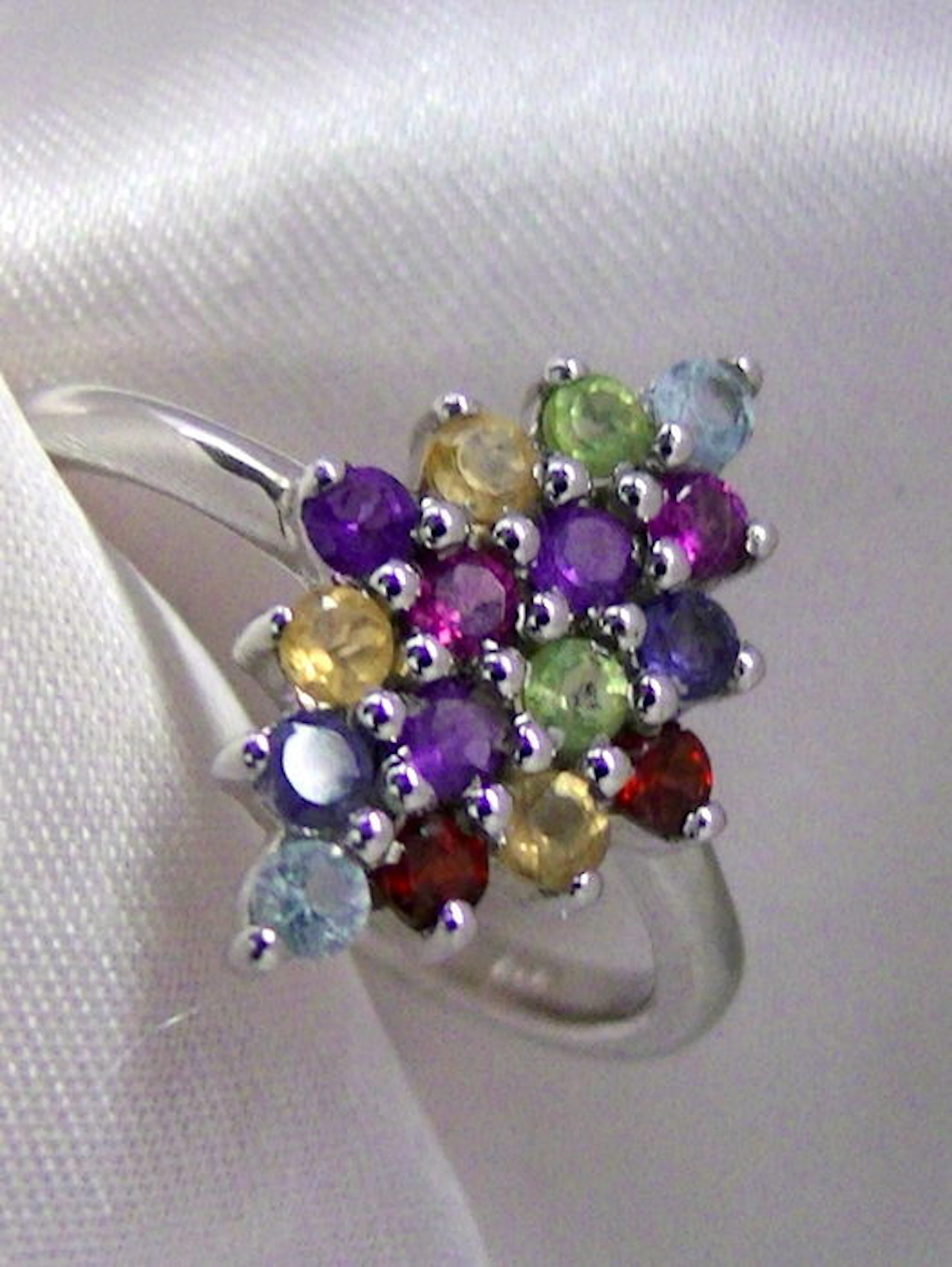 Multicoloured precious stone rhomboid ring - ca. 0.74 ct total.