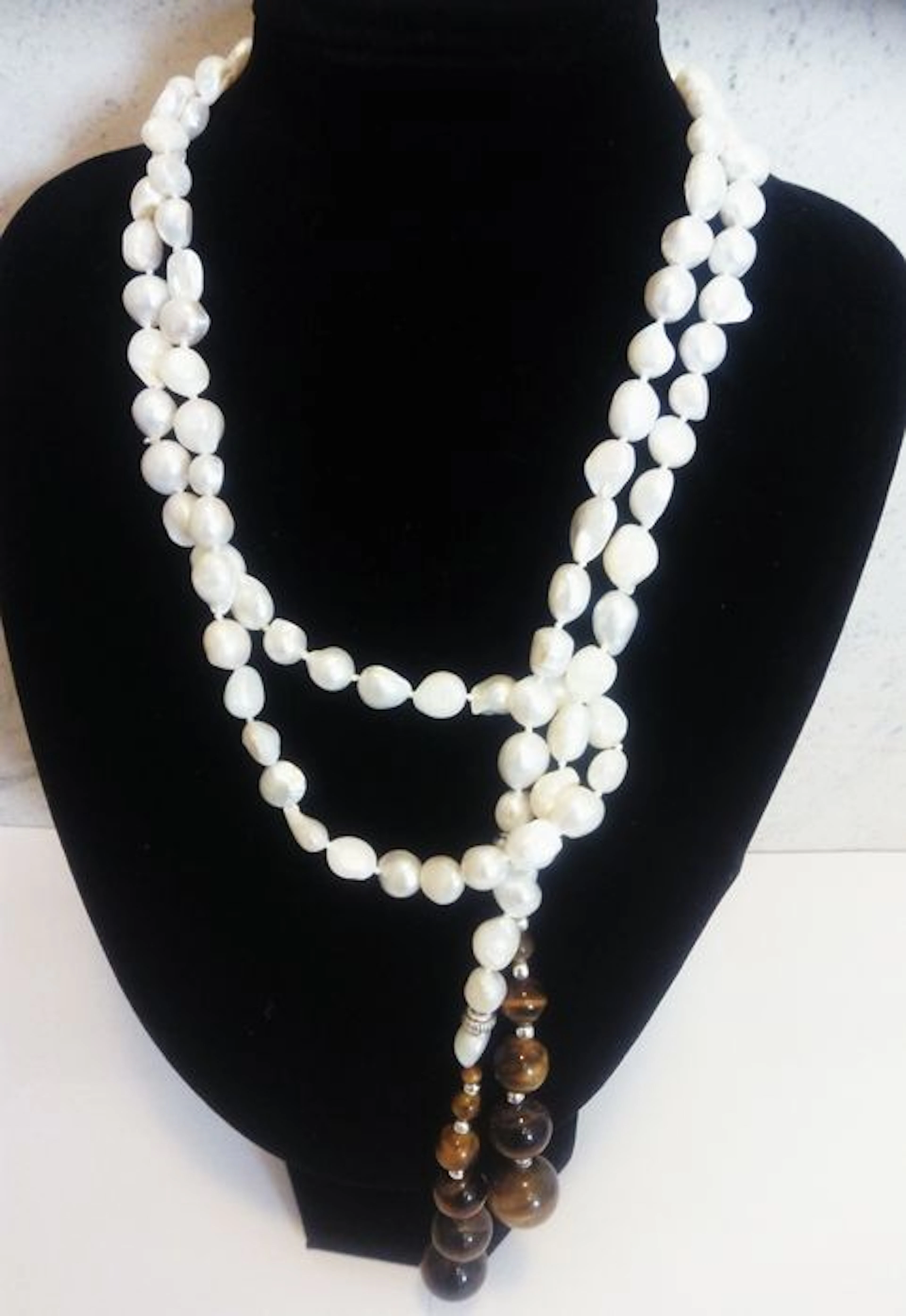 Collar de perlas cultivadas y esferas de piedra Ojo de Tigre