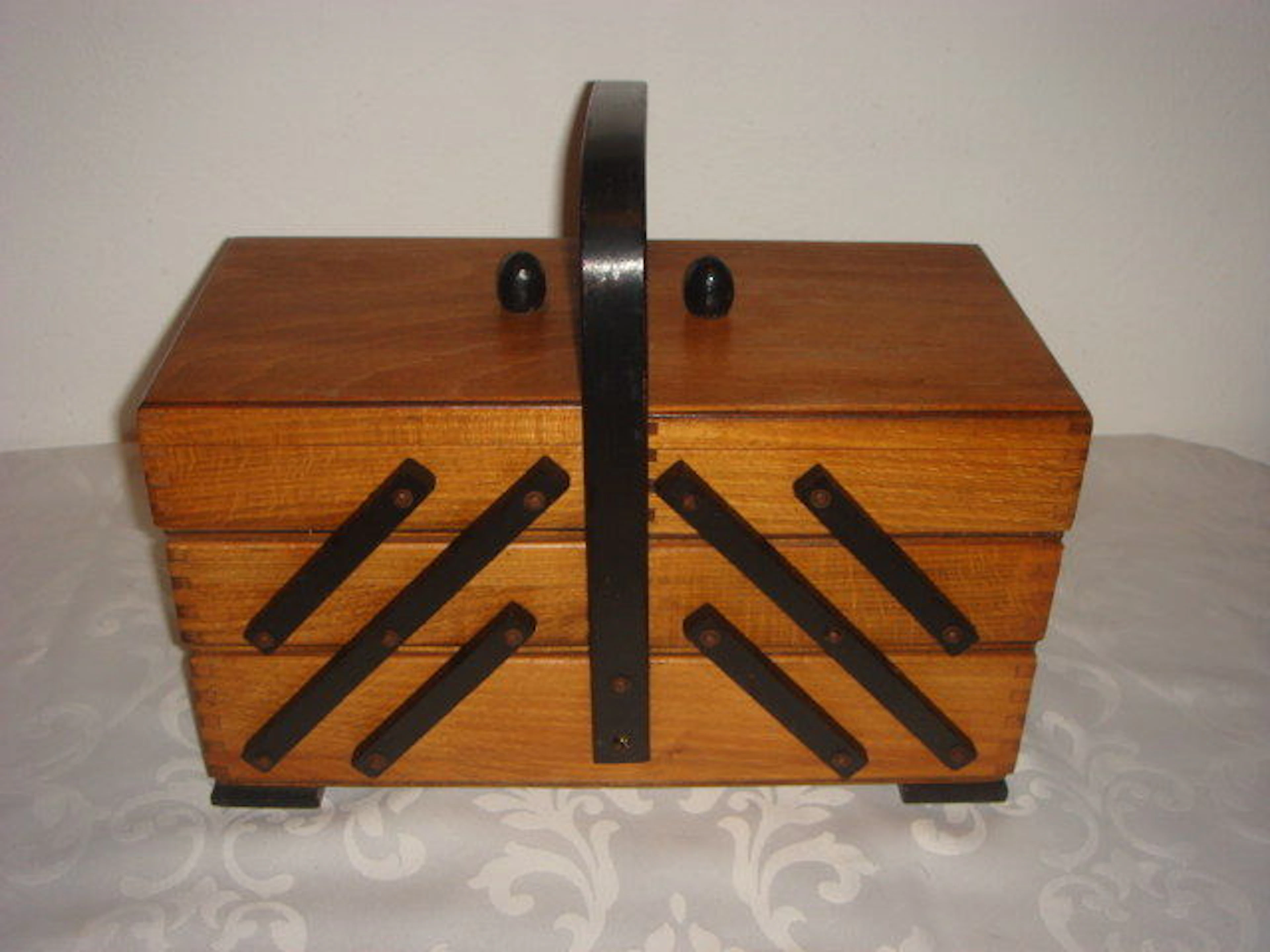 Oude traditionele naaibox - met veel inhoud