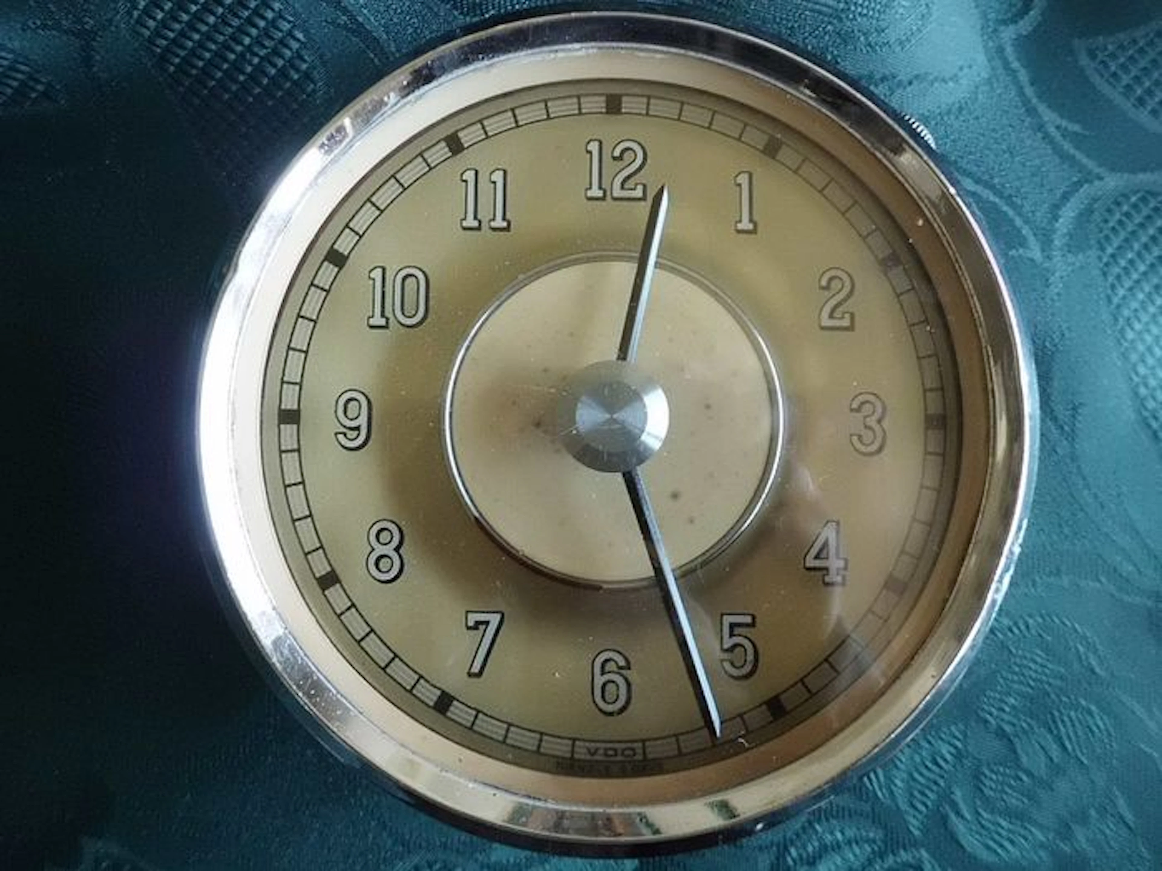 Alte Auto-Uhr