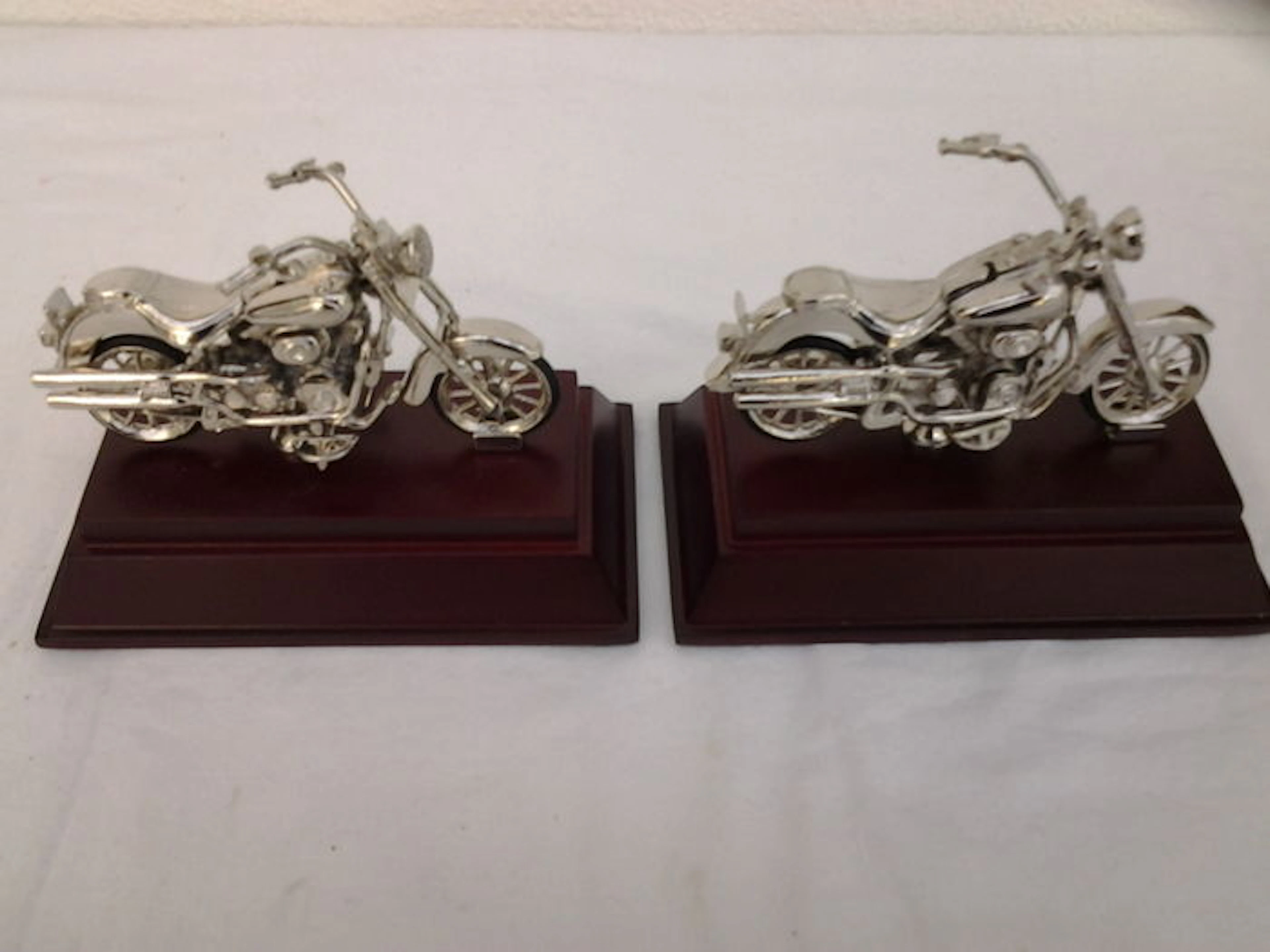 2 stuks Replica's beroemd motormerk - HARLEY DAVIDSON - fraai gemodelleerd r.v.s. zilverkleurig plaatwerk.