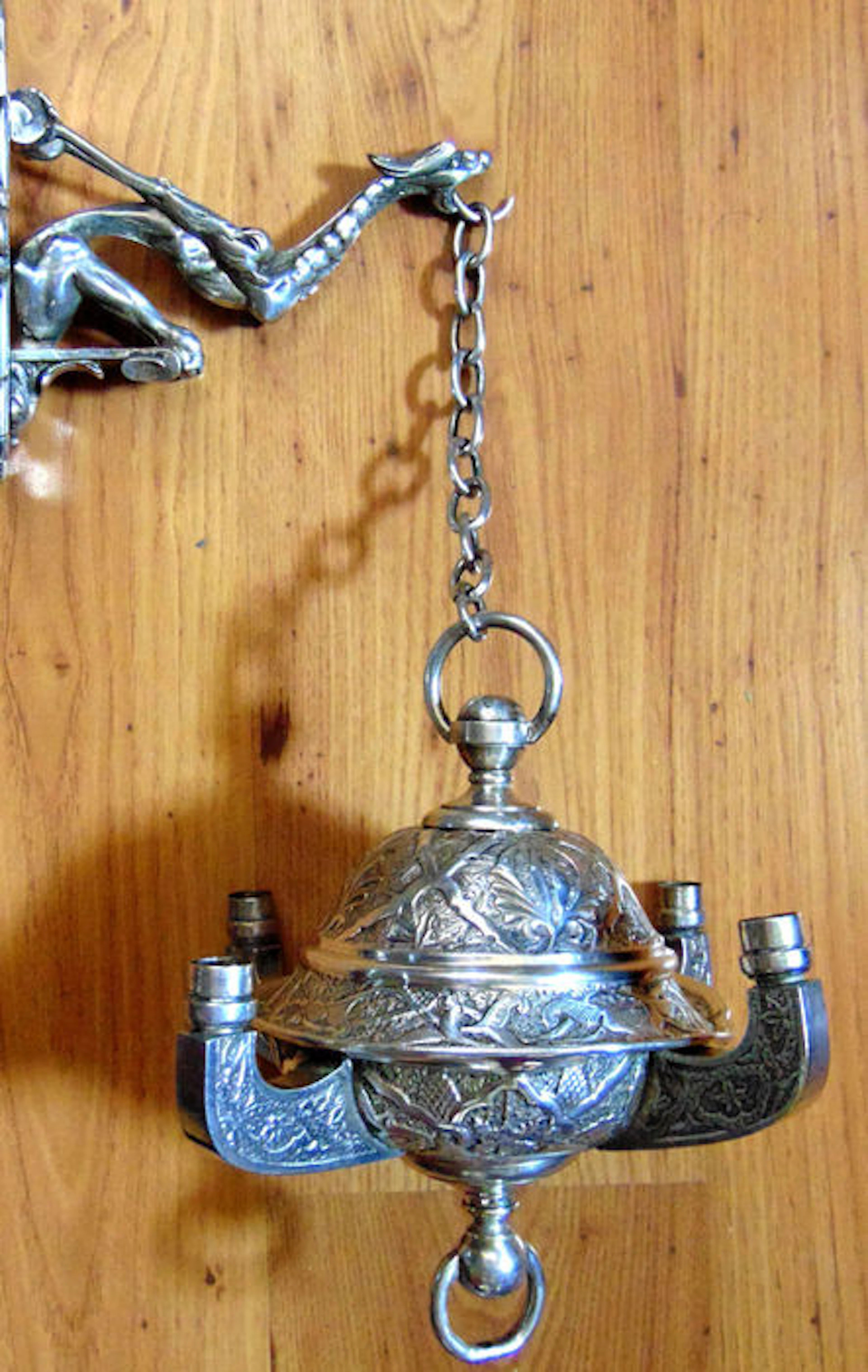 Lámpara de aceite en peltre plateado con soporte de dragón s. XIX