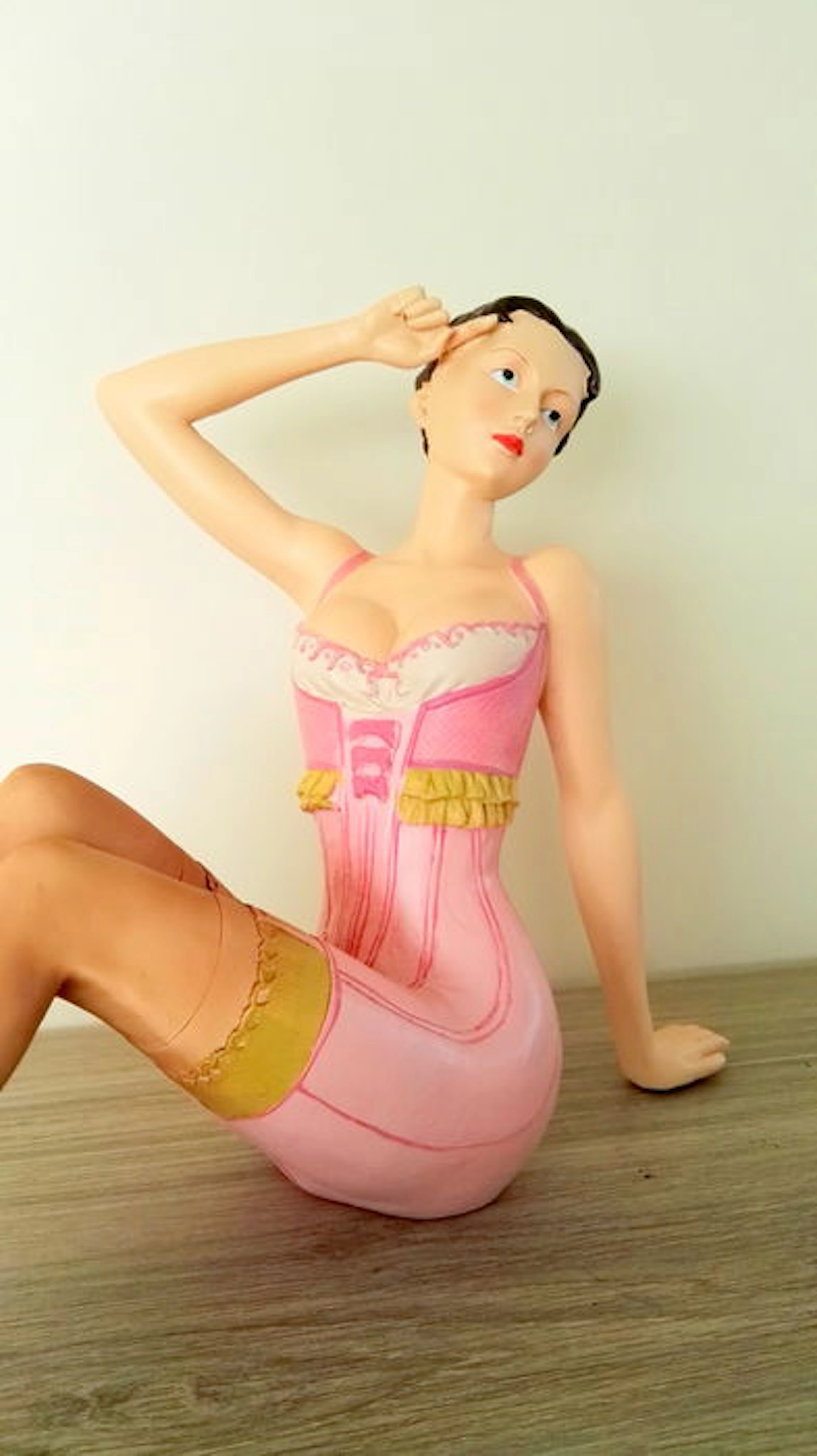 Figurine of a bathing lady