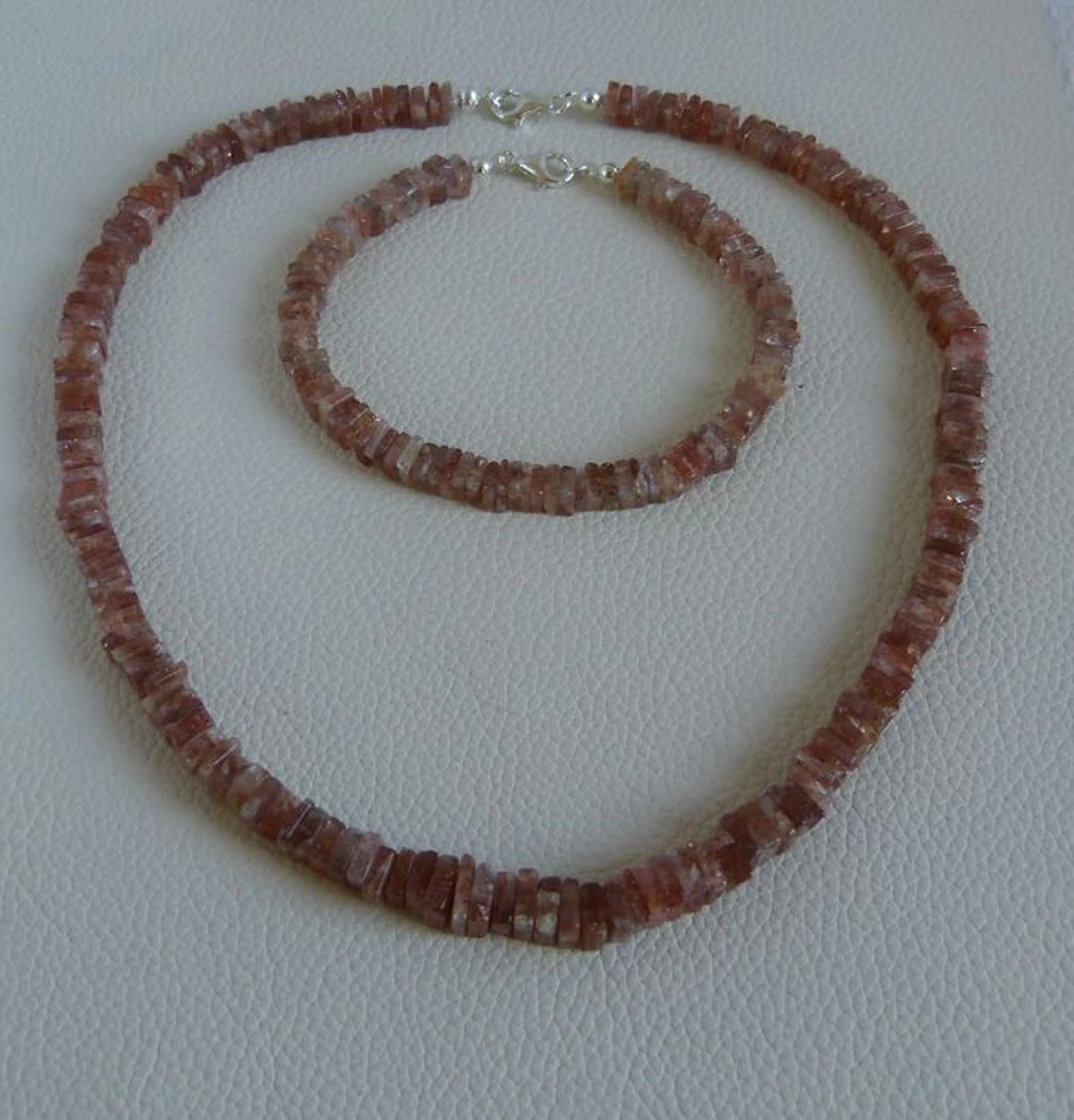 Sunstone gemstone necklace with bracelet, 230 ct