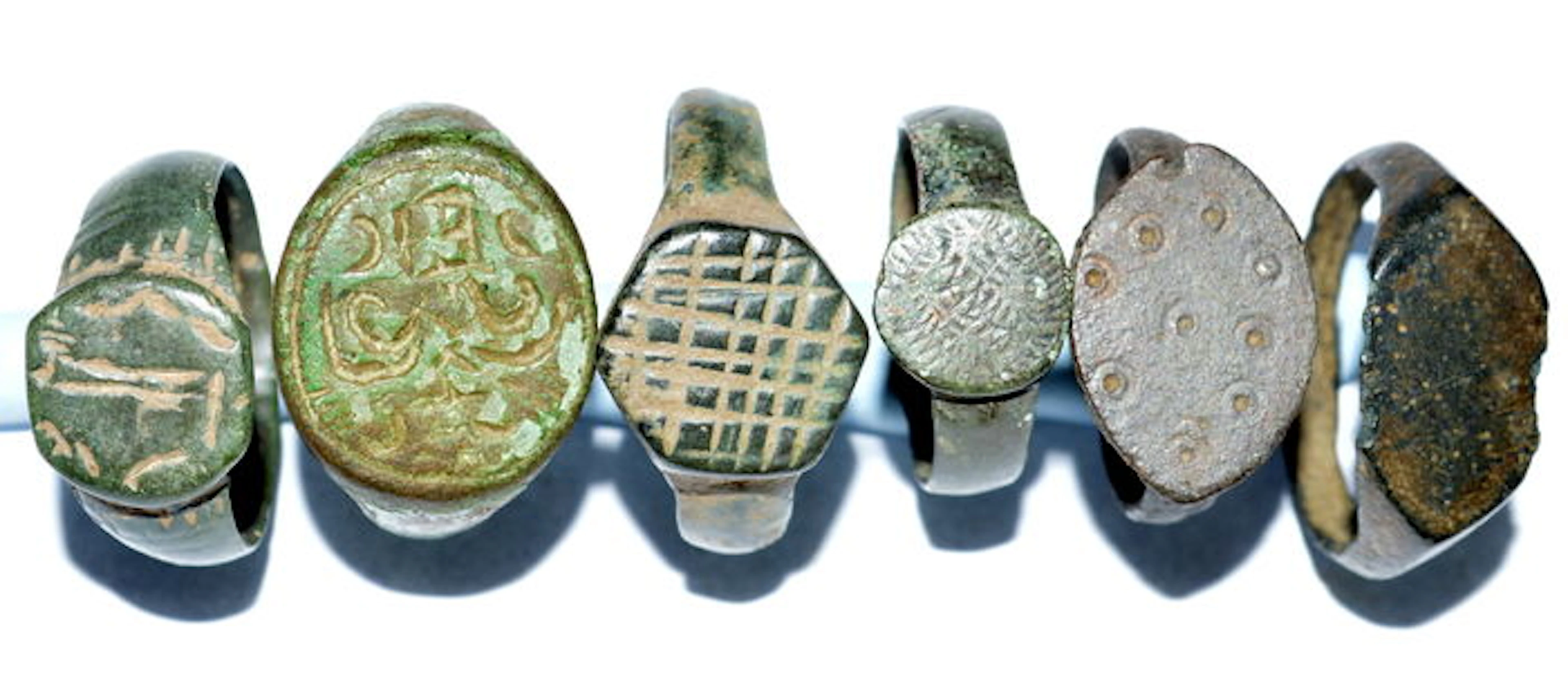 Very Fine selection of 6 intact and decorated Ancient Roman and Medieval bronze wearable rings - 16 - 22 mm (6)