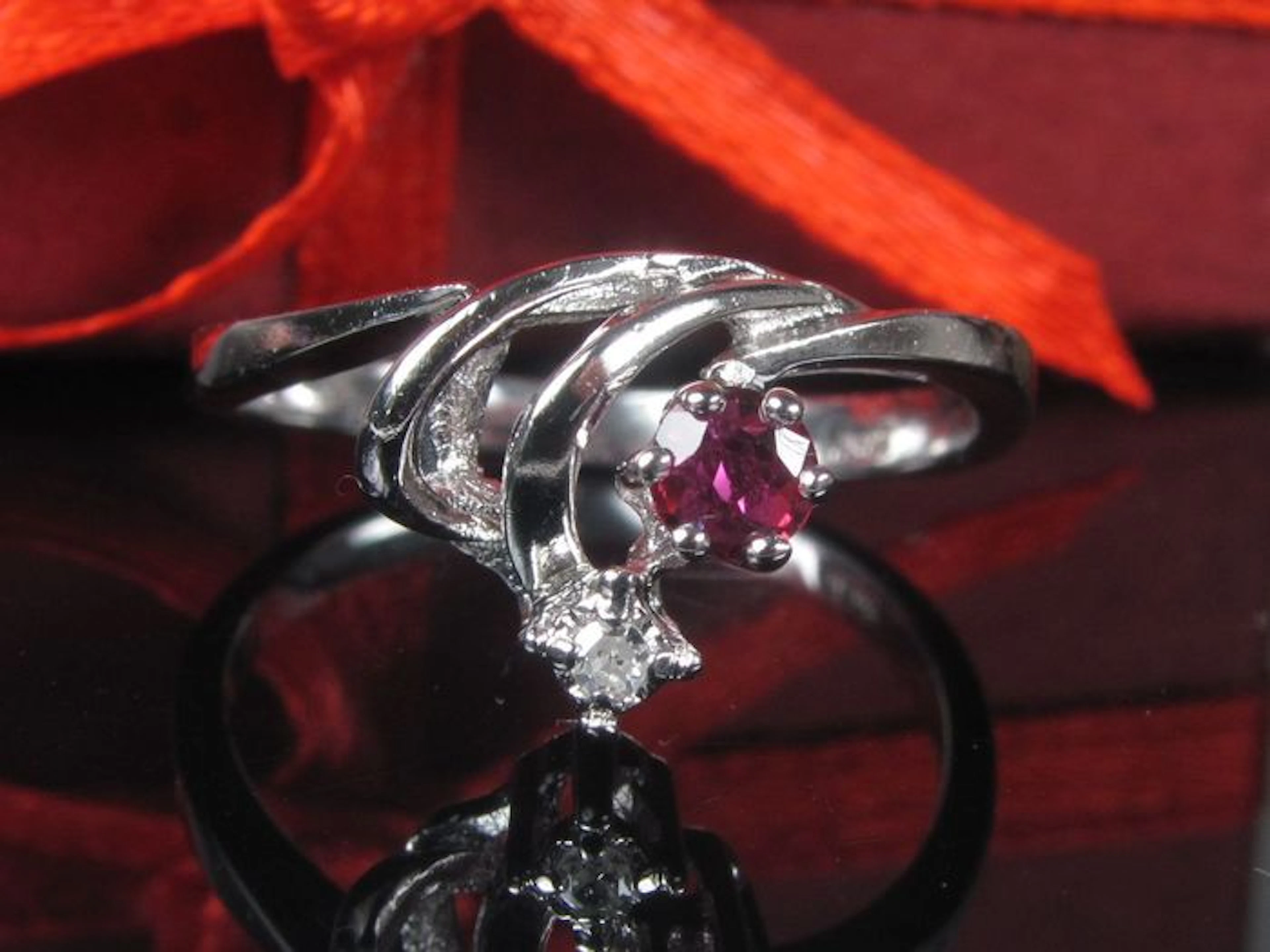 White gold 14 kt ring with diamond and rhodolite garnet