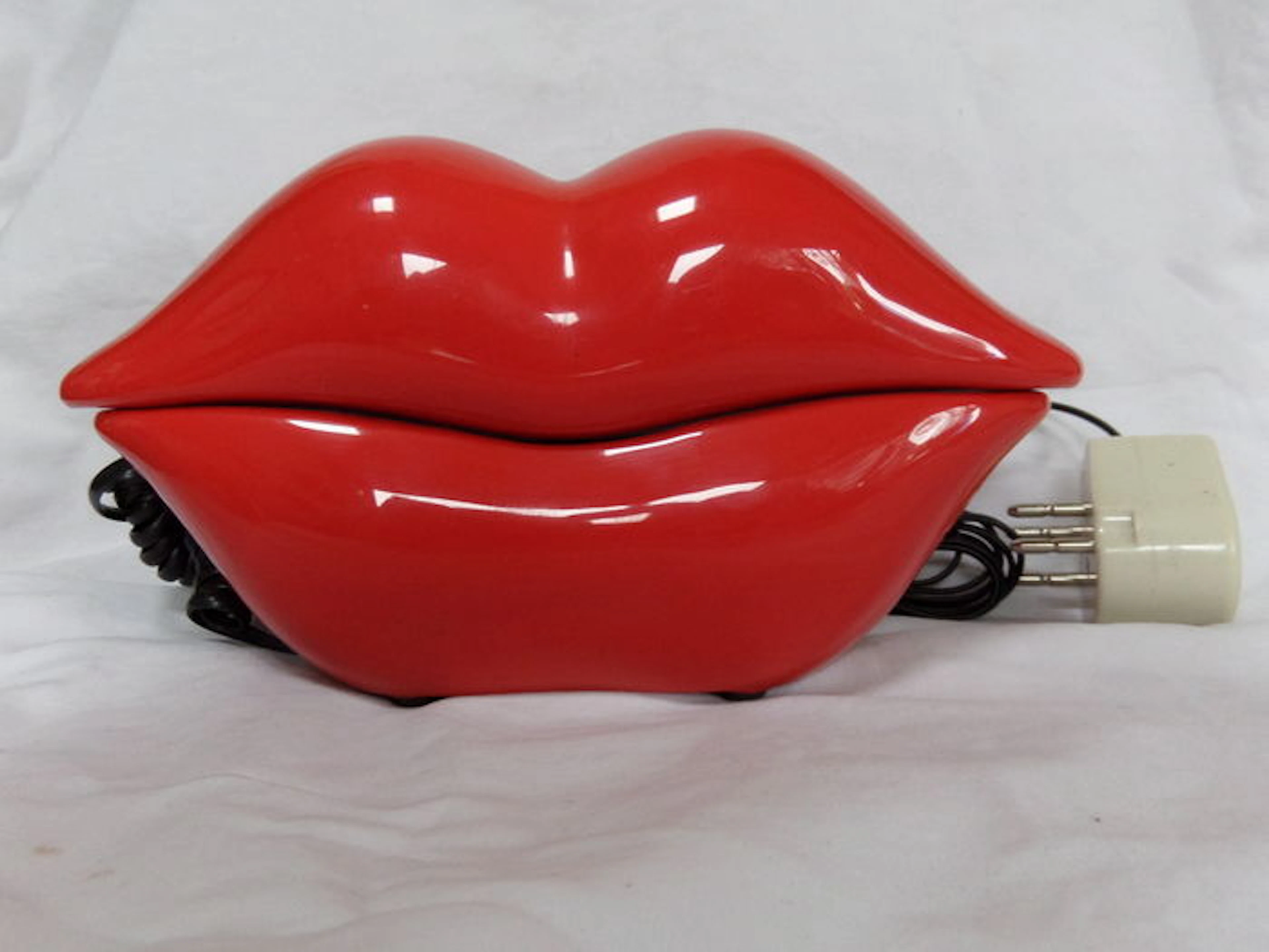 Design telephone lips after Salvador Dali