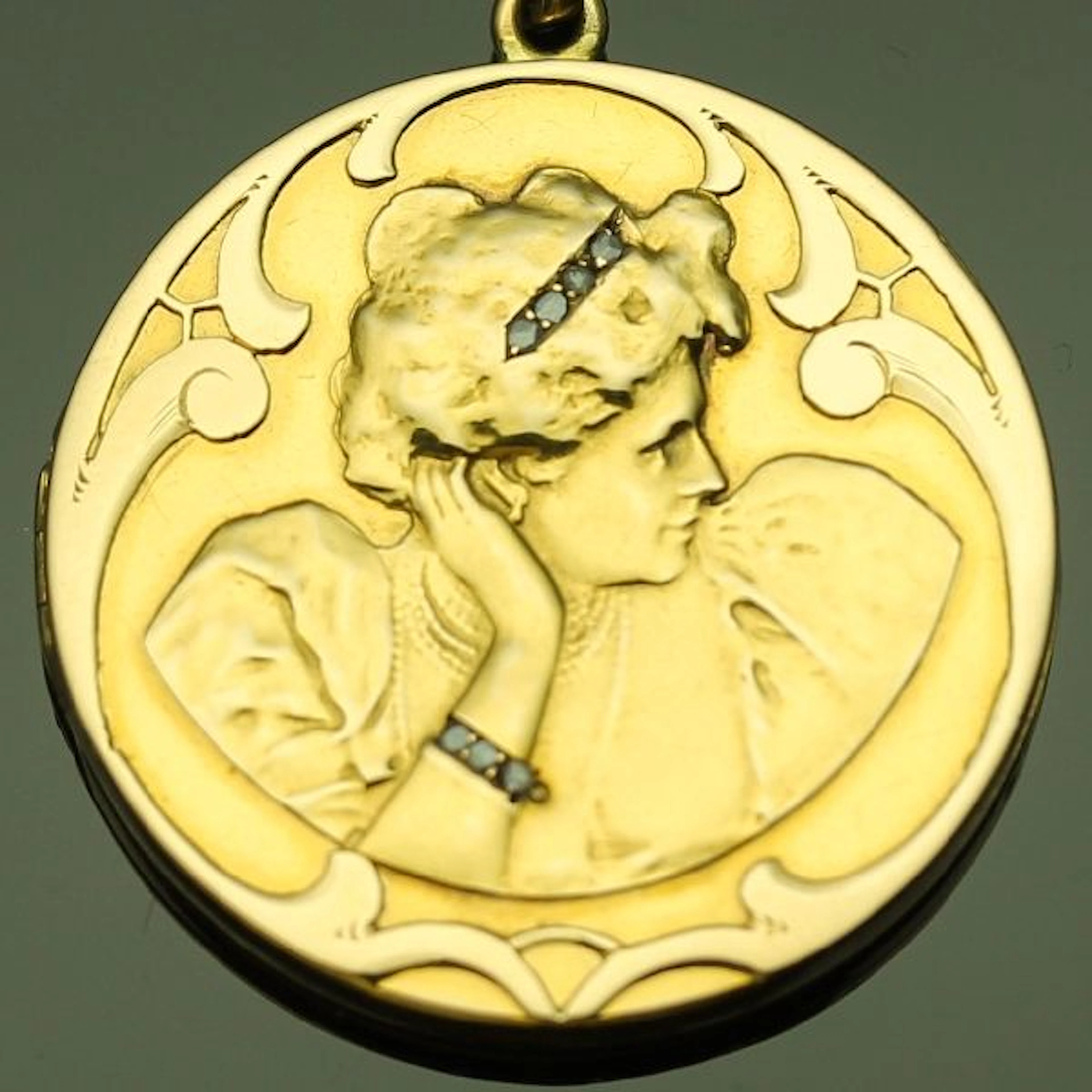 Late Victorian early Art Nouveau locket pendant in gold depicting woman's head ornamented with diamonds – 1895