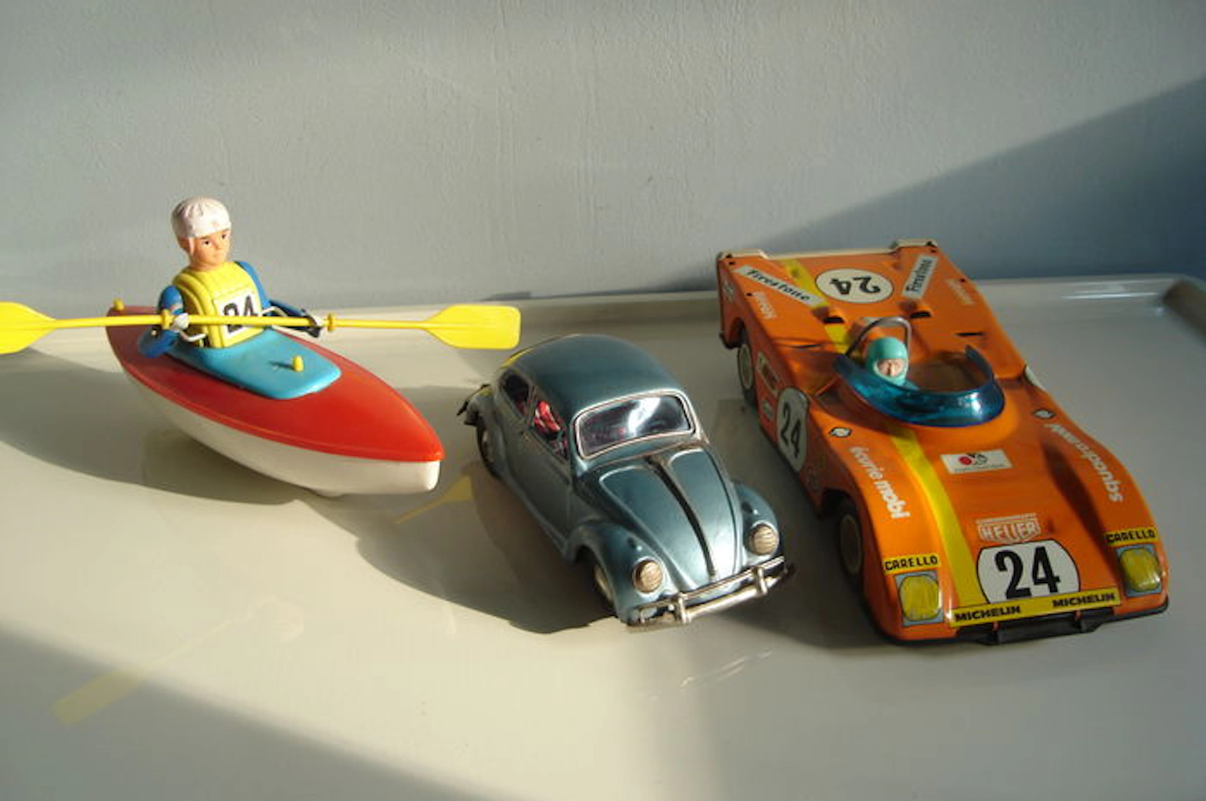 Bandai/TT, Japan/Mont Blanc, France - Length 20-29 cm - Lot with Volkswagen Beatle, Ferrari ans plastic Kayak rower, 1960s/70s
