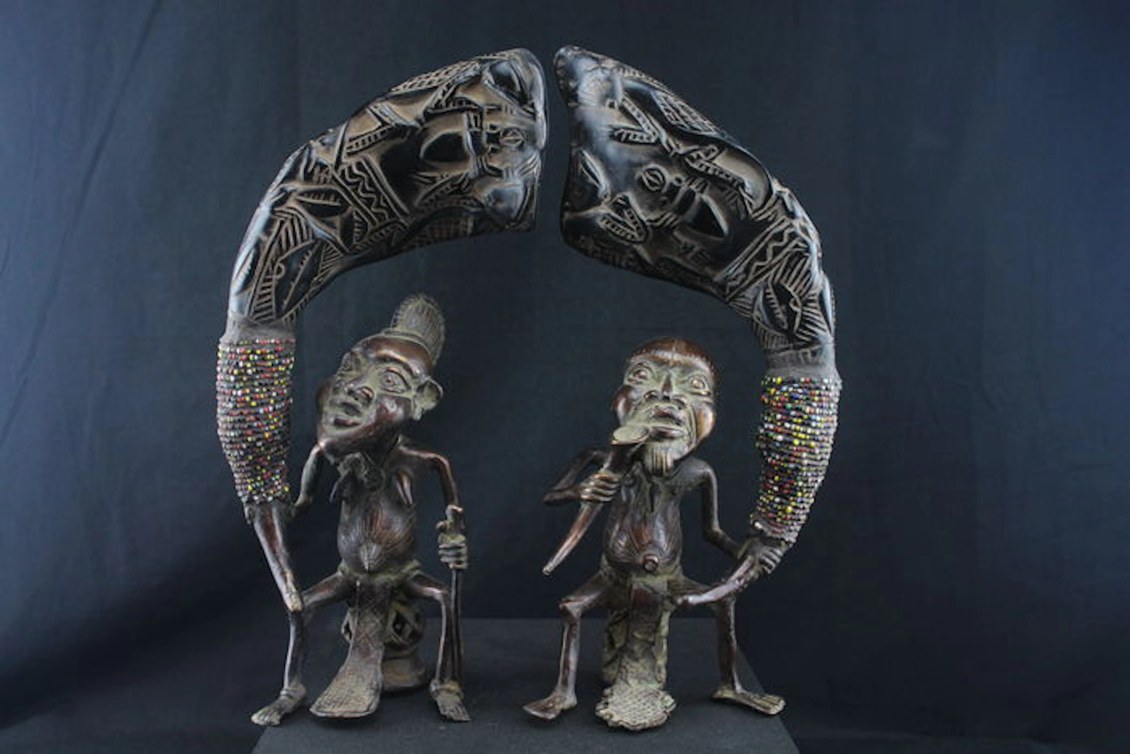 Couple of African bronze figurines with a horn – BAMILEKE – Cameroon