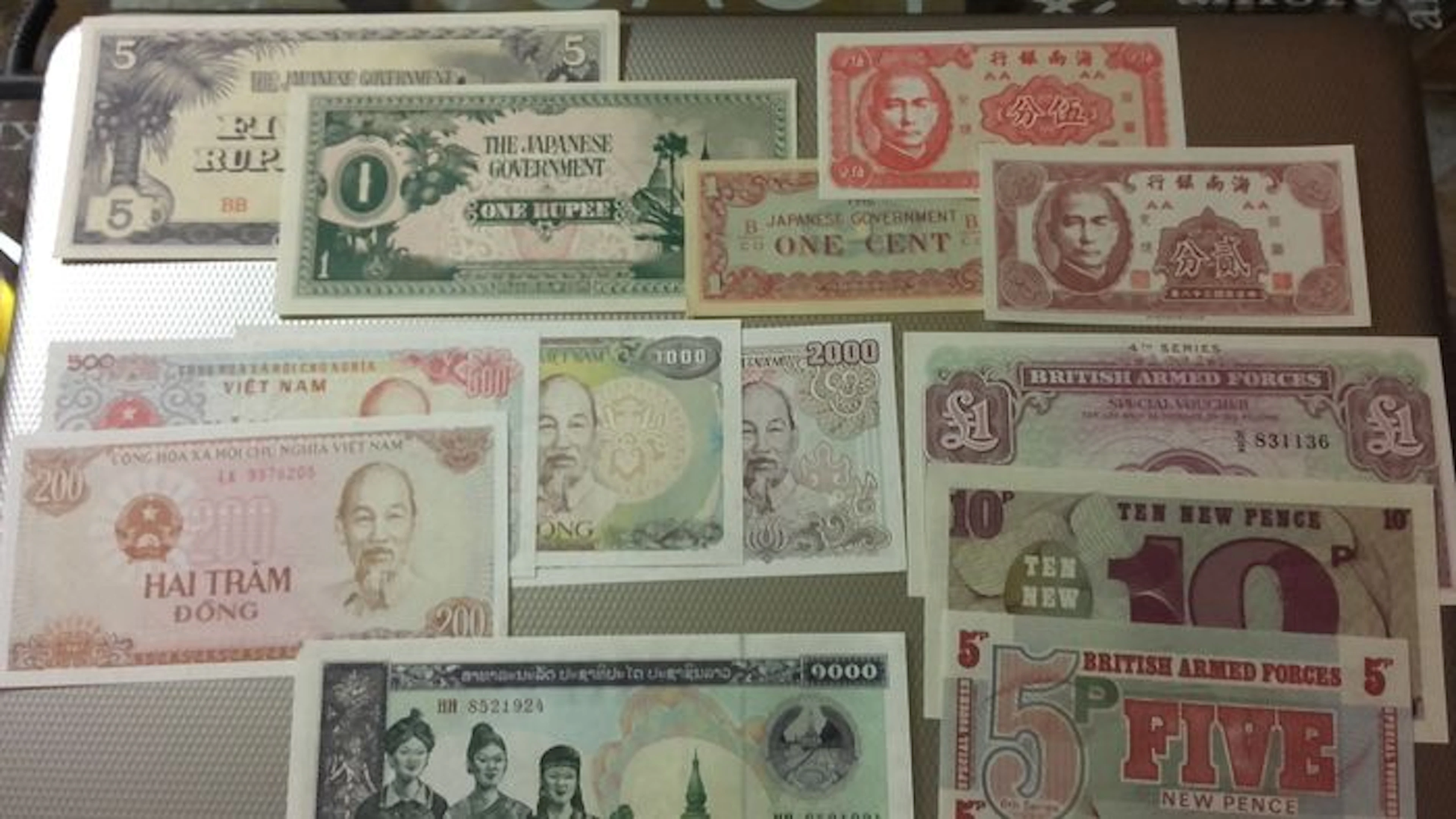 World - 220 banknotes from all over the world.