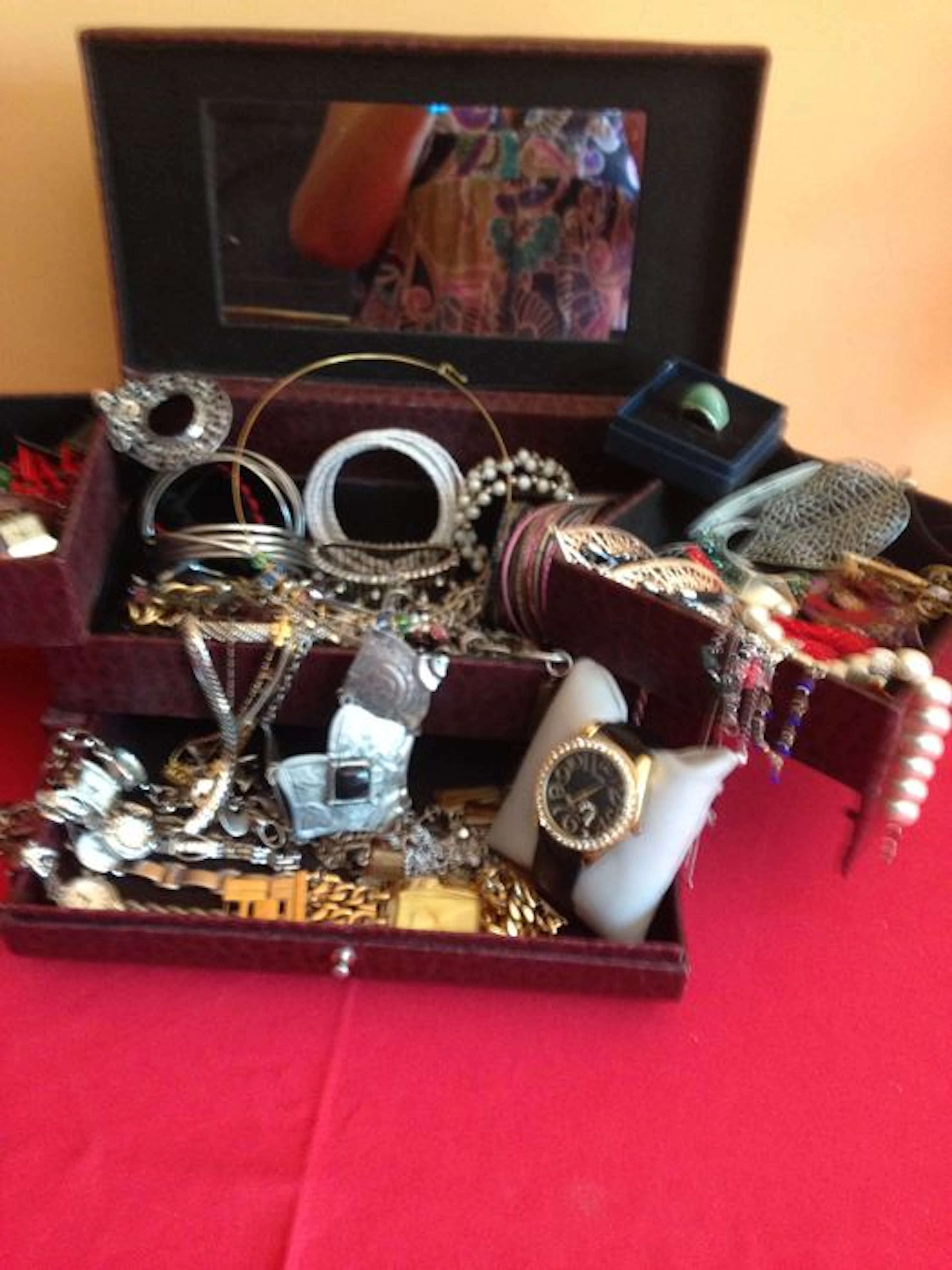 Lot of fashion jewelry