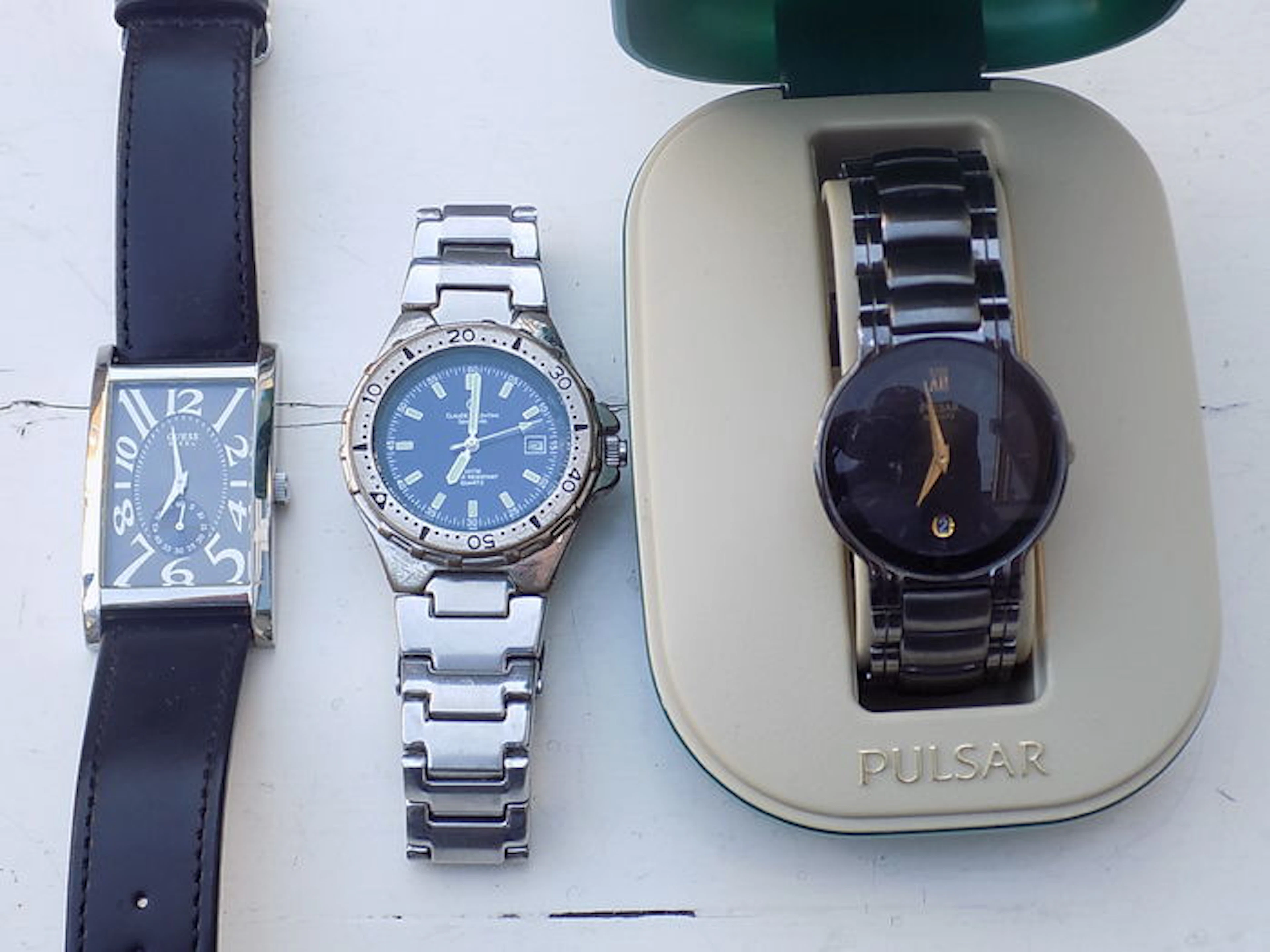 3 men's watches, Guess Steel I90177G4 -- Pulsar V729-6B00 -- Claude Valentino Sports 900 period: 1990-2000.