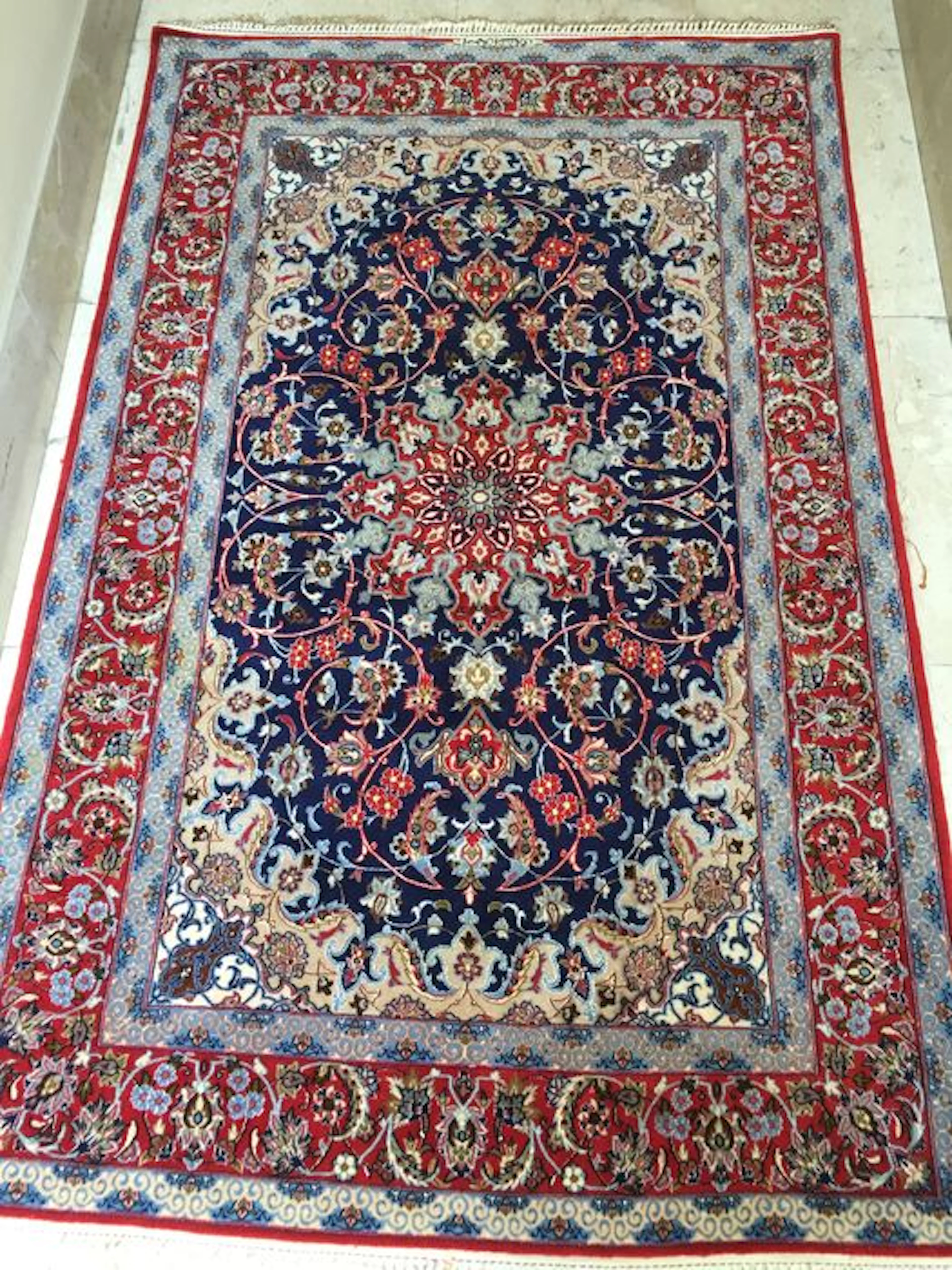 Valuable Esfahan rug early 20th century