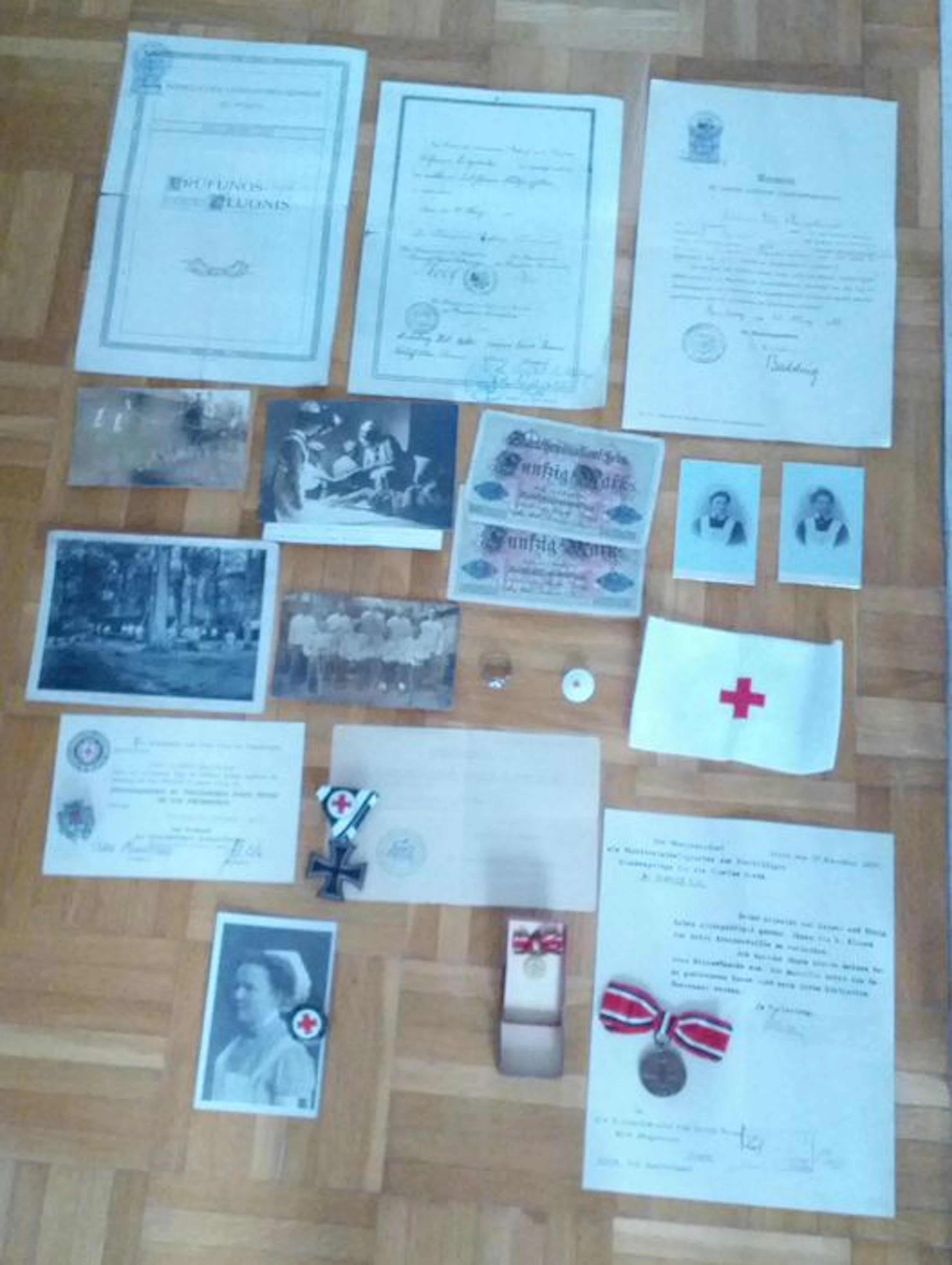 Germany - Red Cross - large lot militaria - nurse - EKII - Ring - Nurses bracelet - collar piece - diplomas - charters