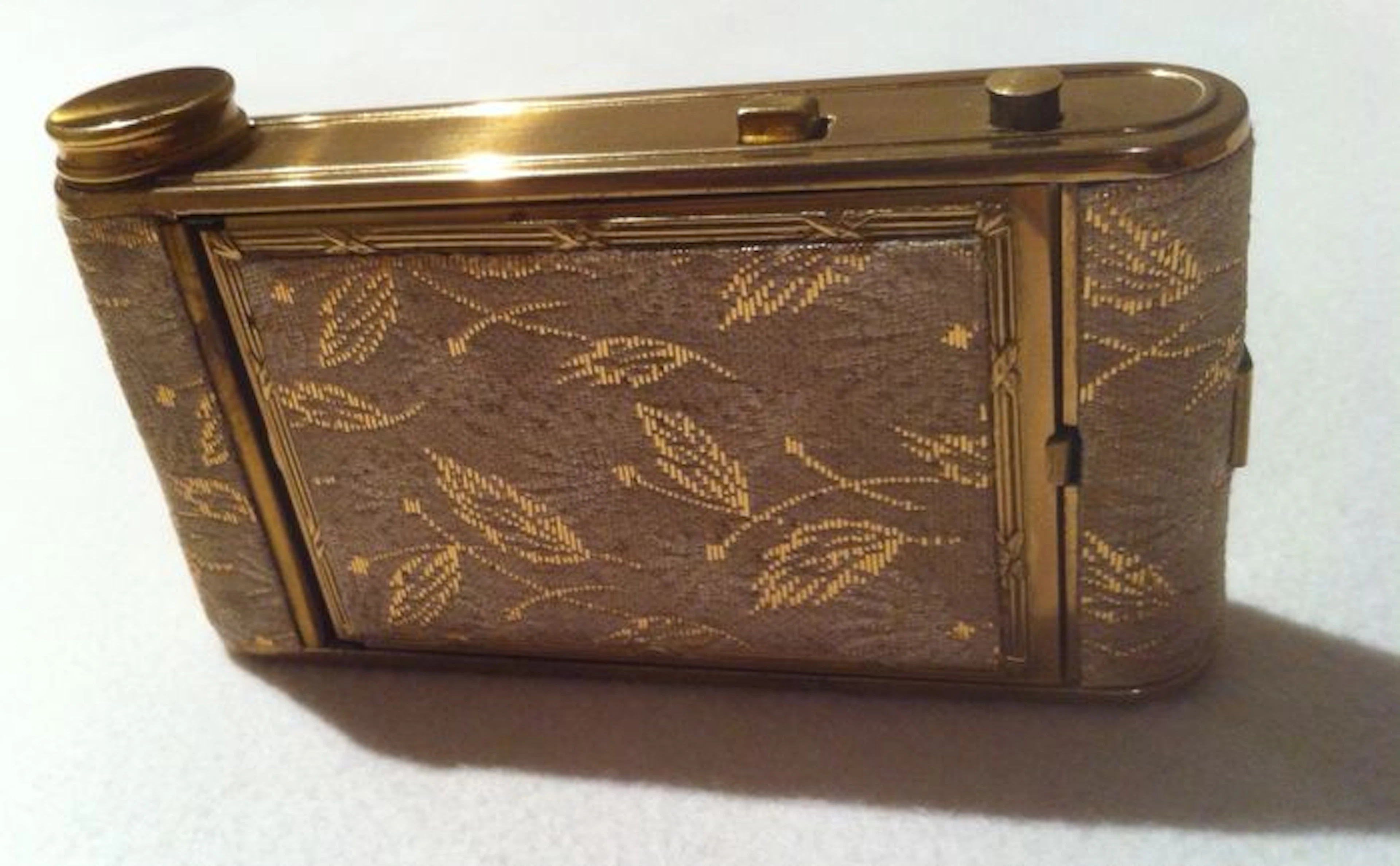 Art deco powder box – nécessaire in trompe – l’oeil camera - shape.