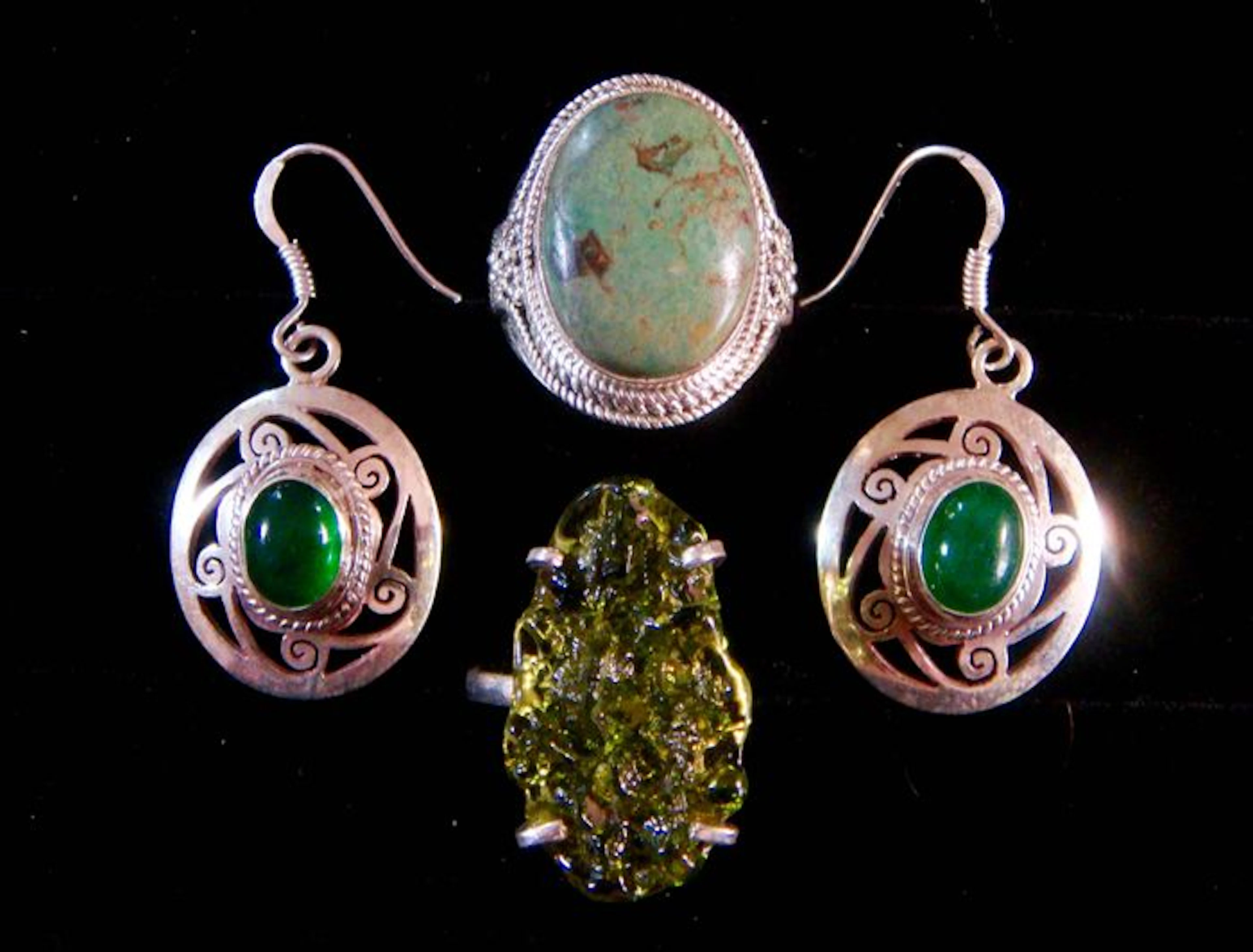 Two rings in 925/1000 sterling silver set with moldavite and turquoise; Pair of earrings.