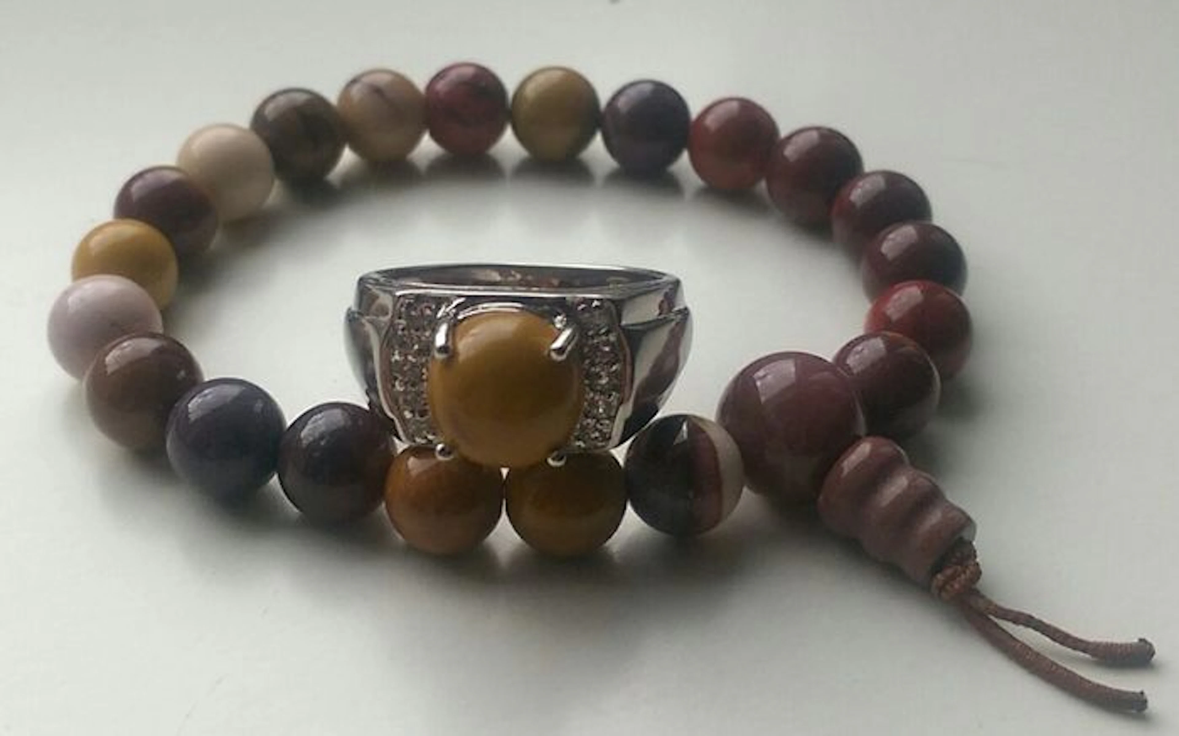 Silver women’s ring with Mookaite and white topaz bracelet + Mookaite.