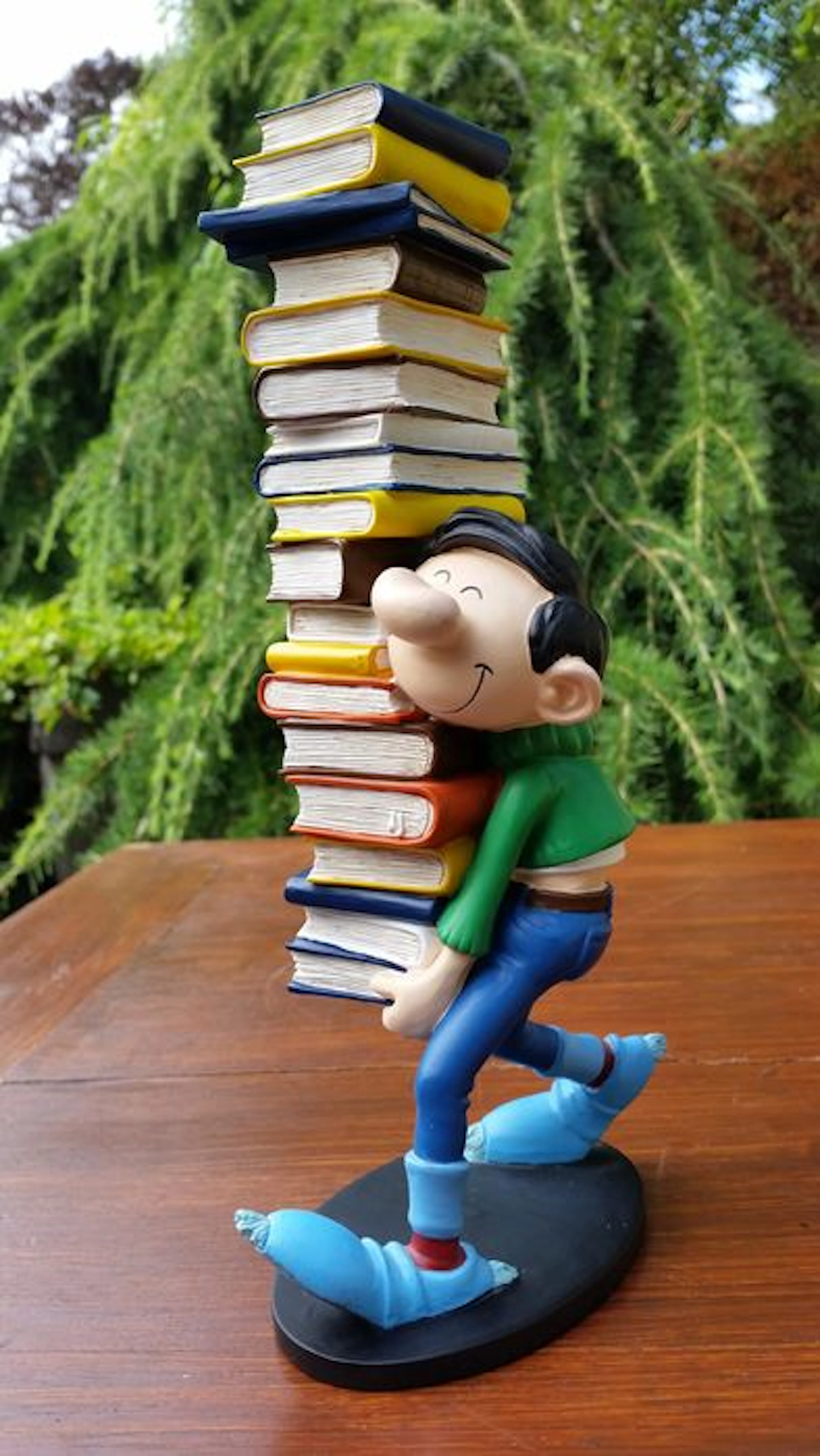 Gaston - Gaston with books