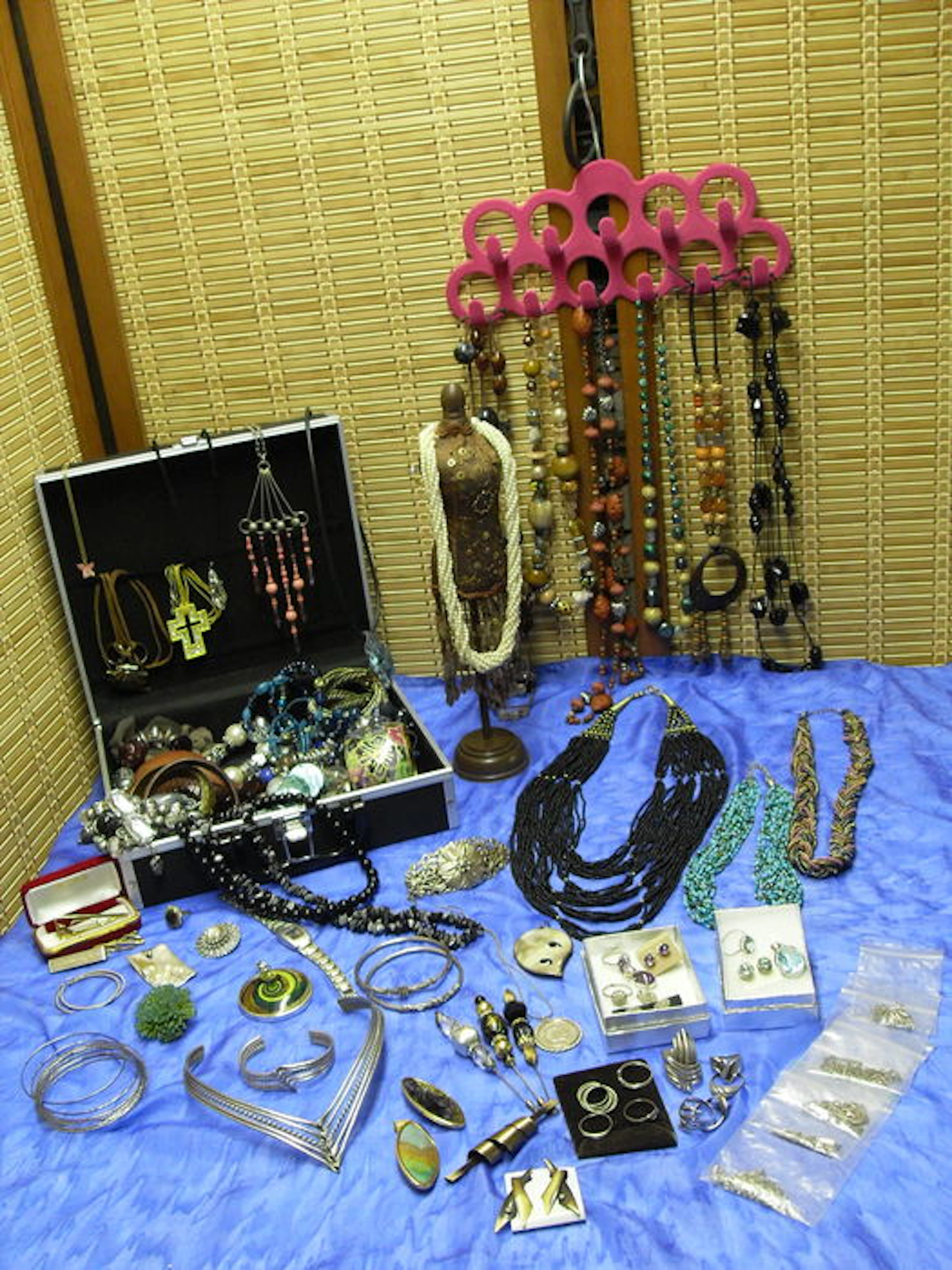 Large lot with about 3.5 kg of jewellery, with some 18k gold plated pieces and 40 silver pieces