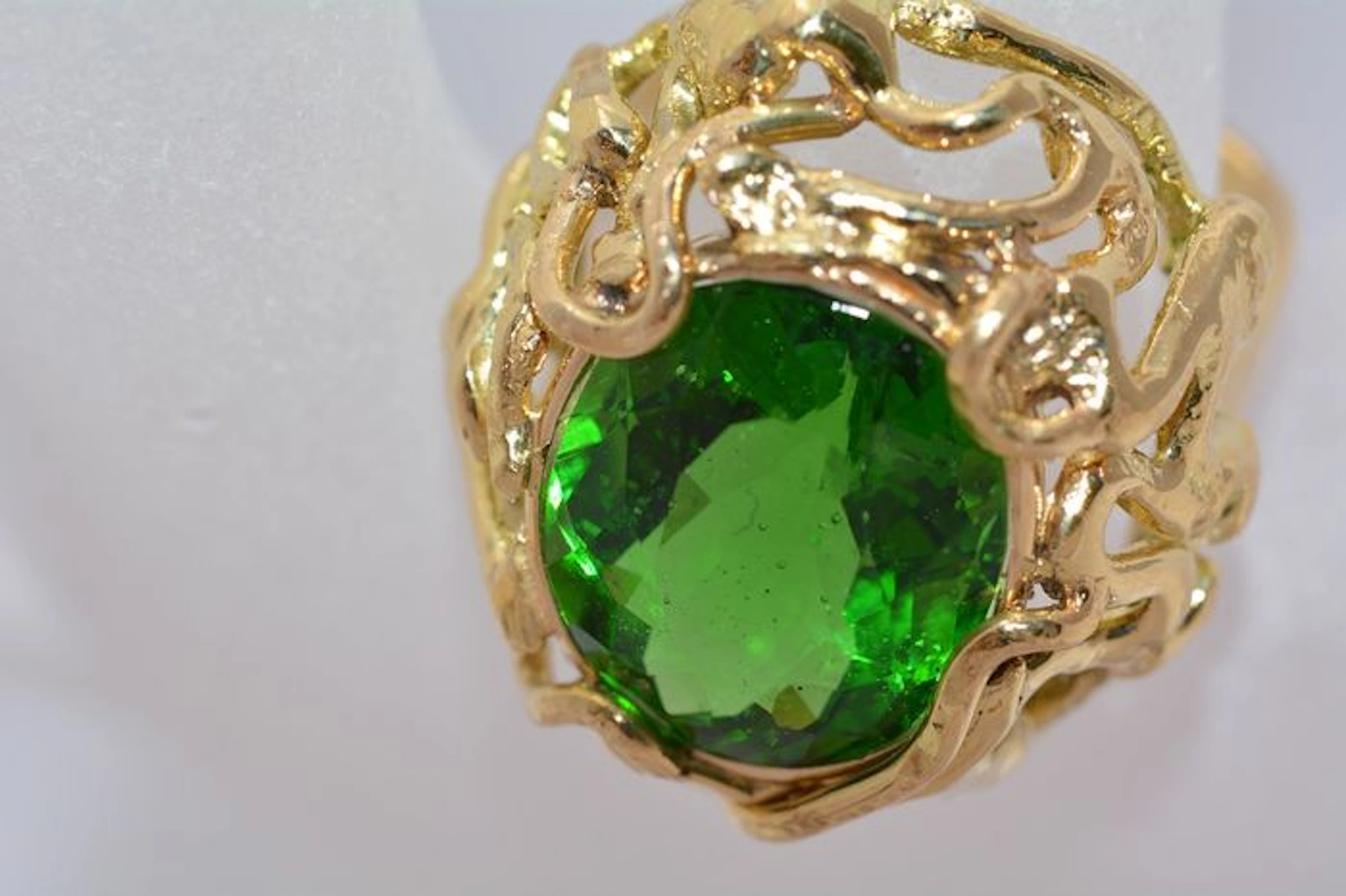 Ring 18 kt Gold title marked 750/1000 with natural green stone Moldavite Tektit