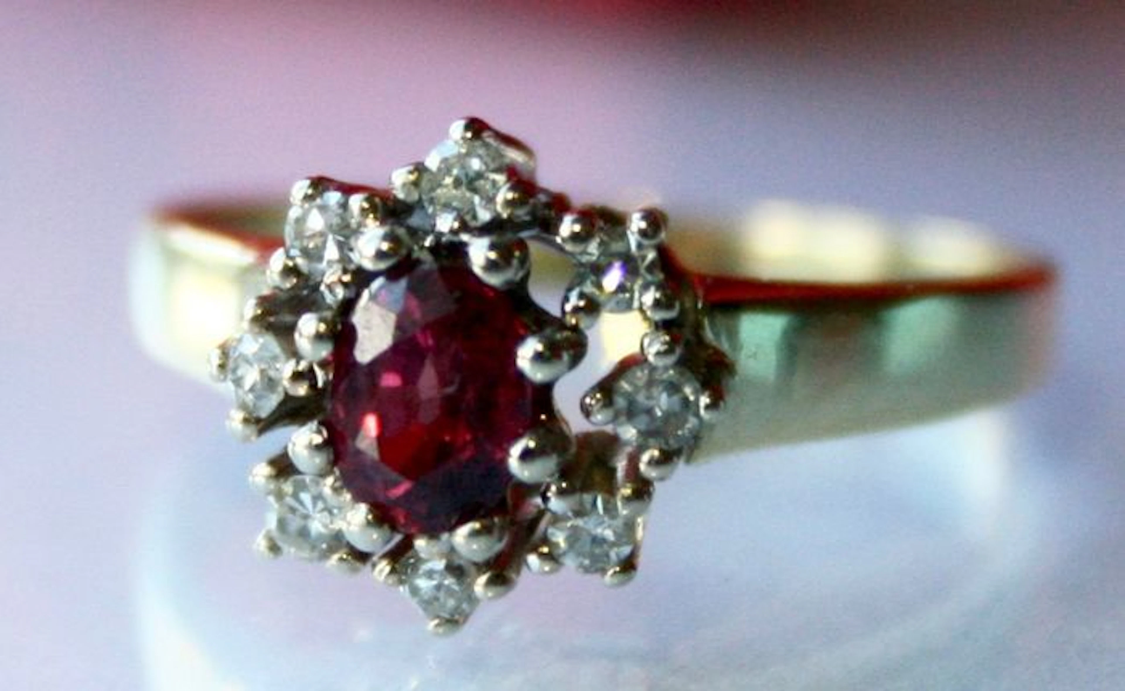 Gold ring or engagement ring with natural clear ruby and diamonds, Wesselton/SI1 – approx. 0.75 ct in total In very good condition.