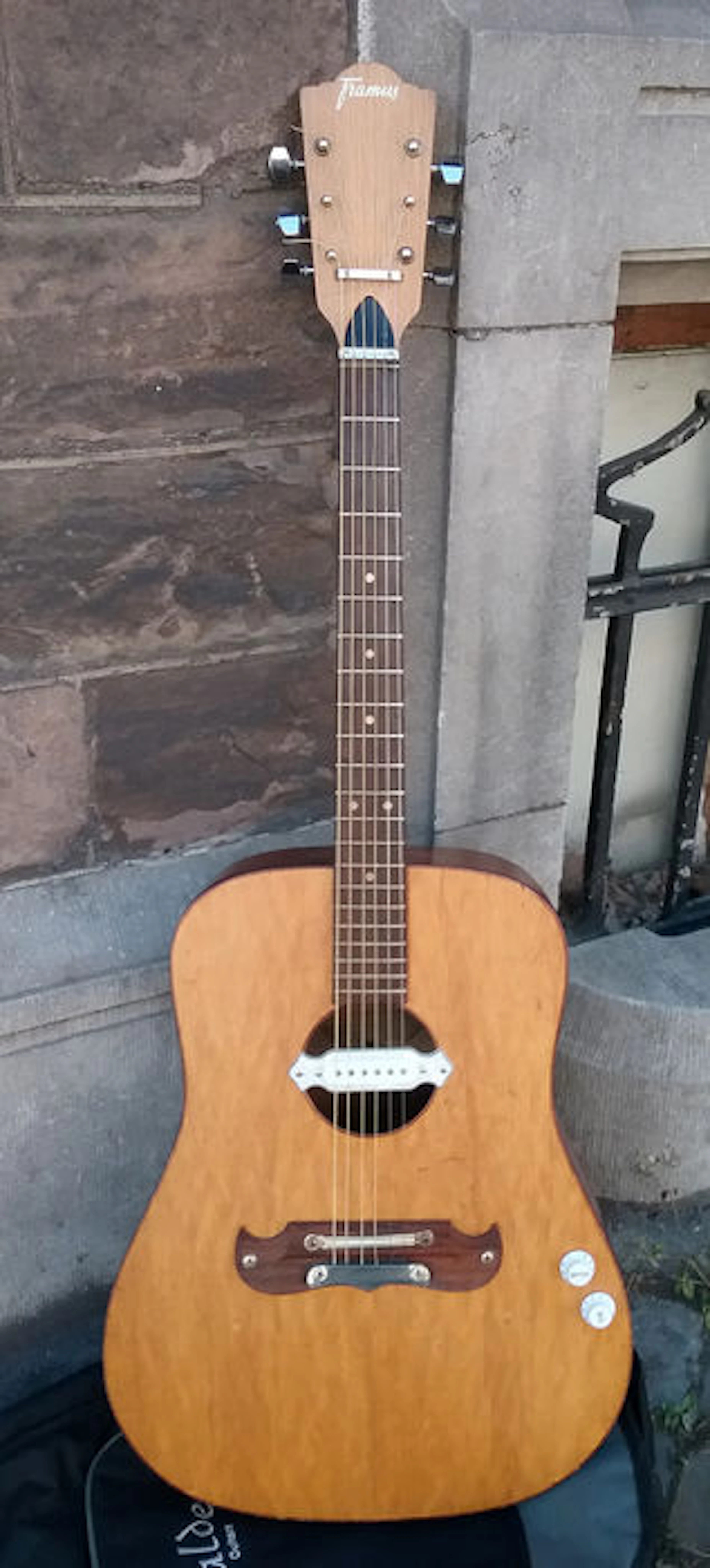 Electrified Dreadnough Folk / western FRAMUS from the 60' / 70' + renforced Gigbag