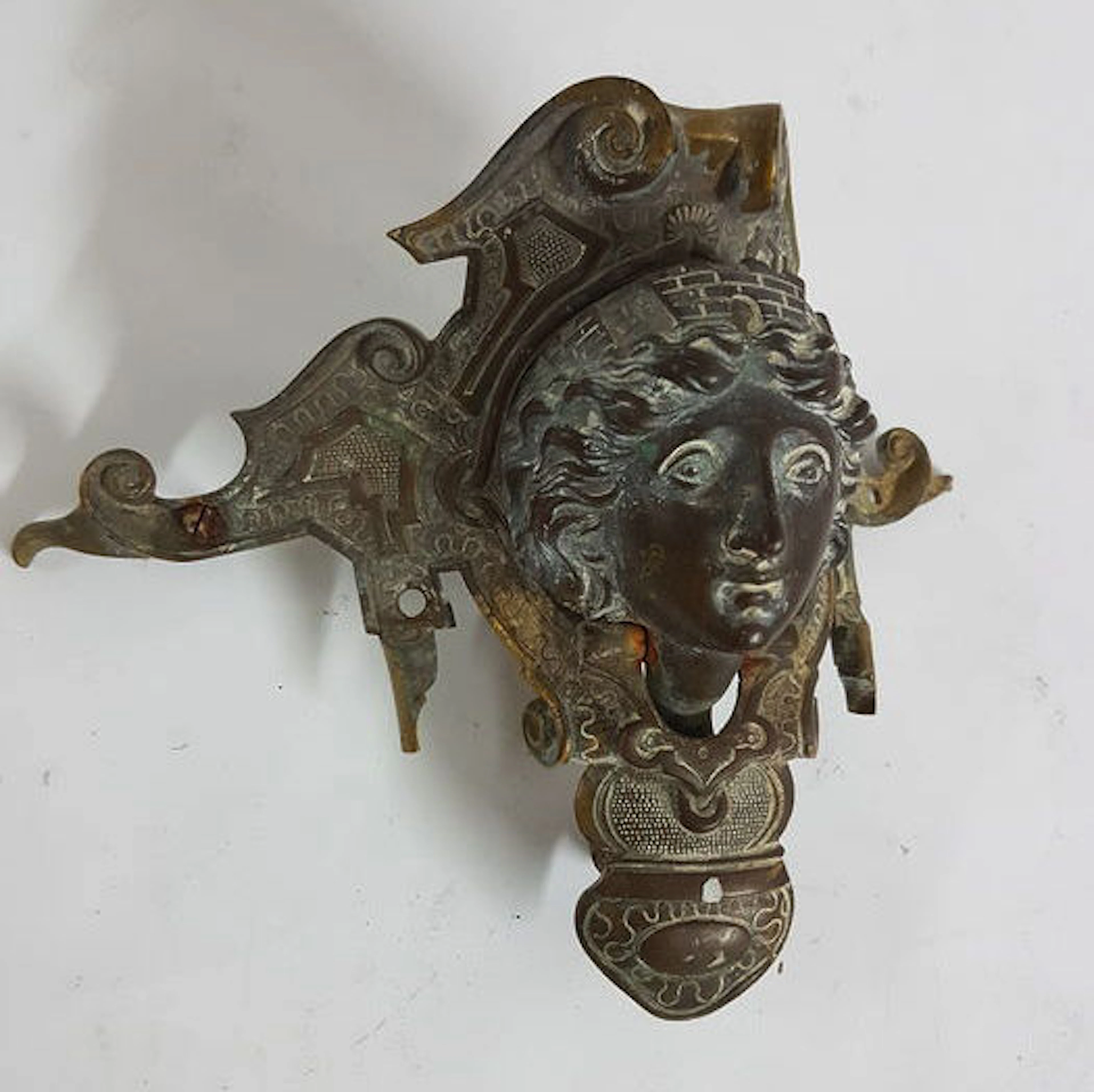 Aldaba de bronce con rostro de ángel - Francia - primera mitad del siglo XX