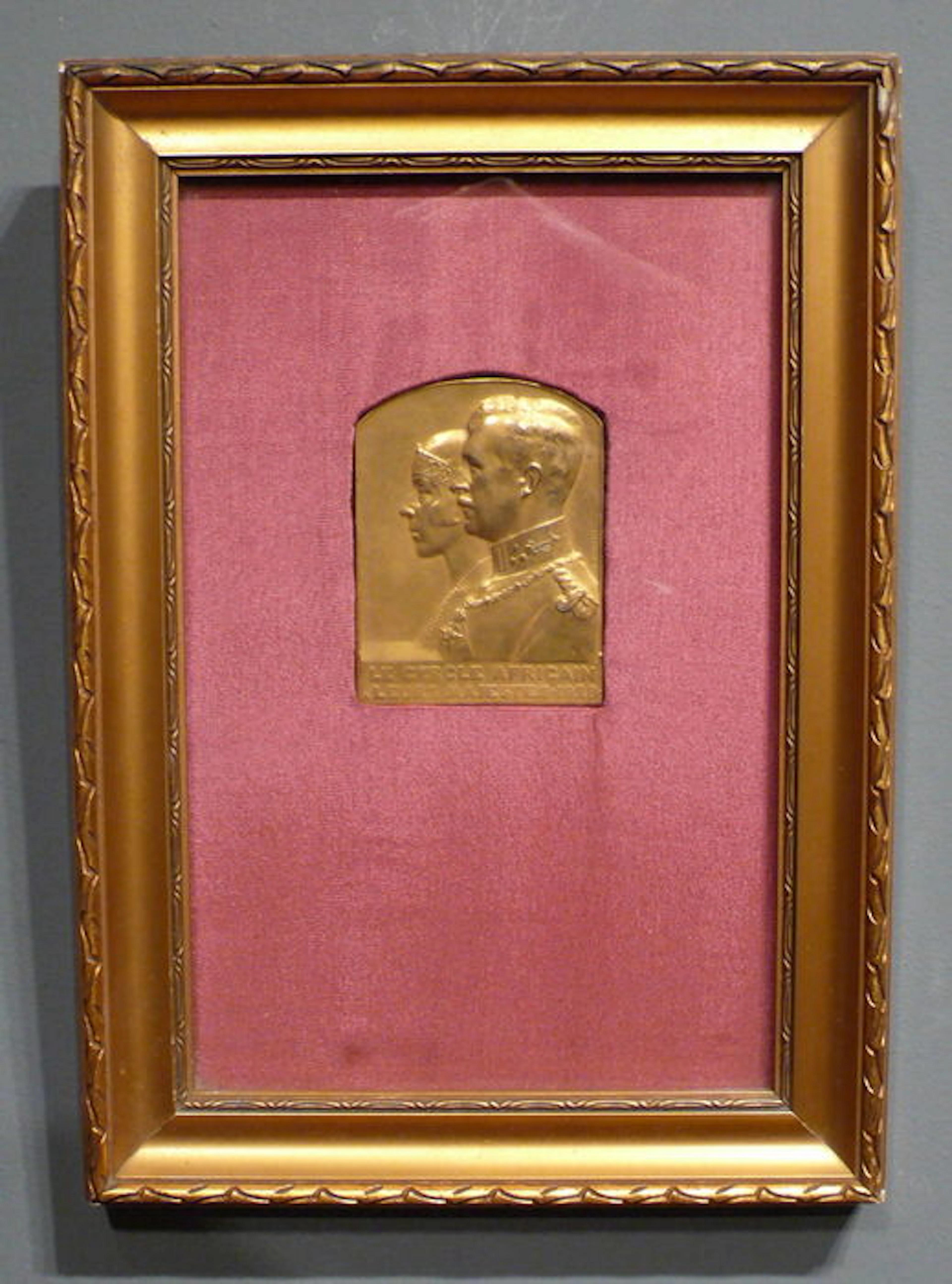 Signed bronze commemorative plaque of the royal visit of Albert and Elisabeth to Congo - Belgium - 1928