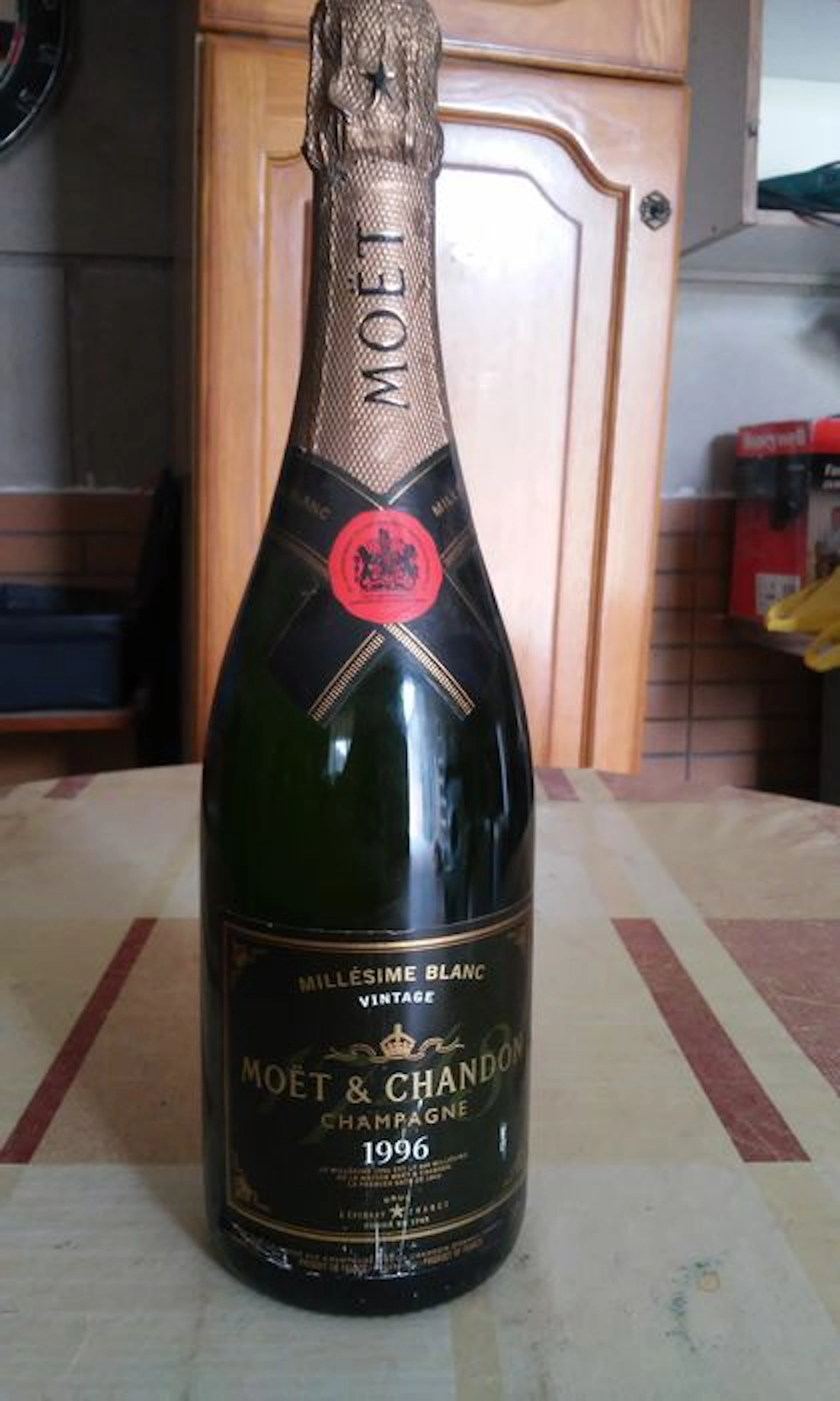 1996 Moet & Chandon Millesime Blanc Champagne Brut – 1 bottle