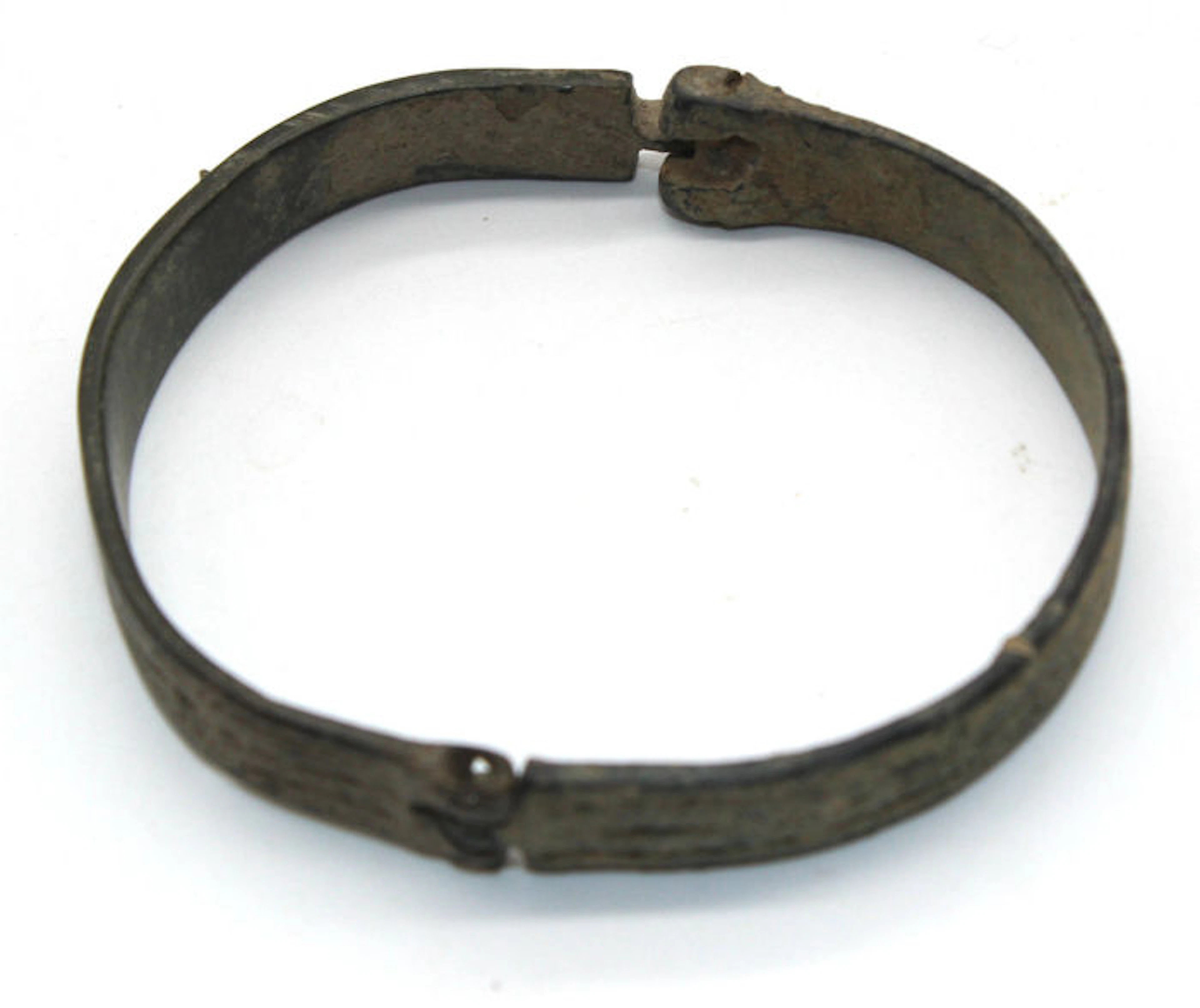 Bellissimo bracciale Bizantino in bronzo periodo Medievale, aperto in due parti Dimensioni 55 mm Peso 17,55 grams