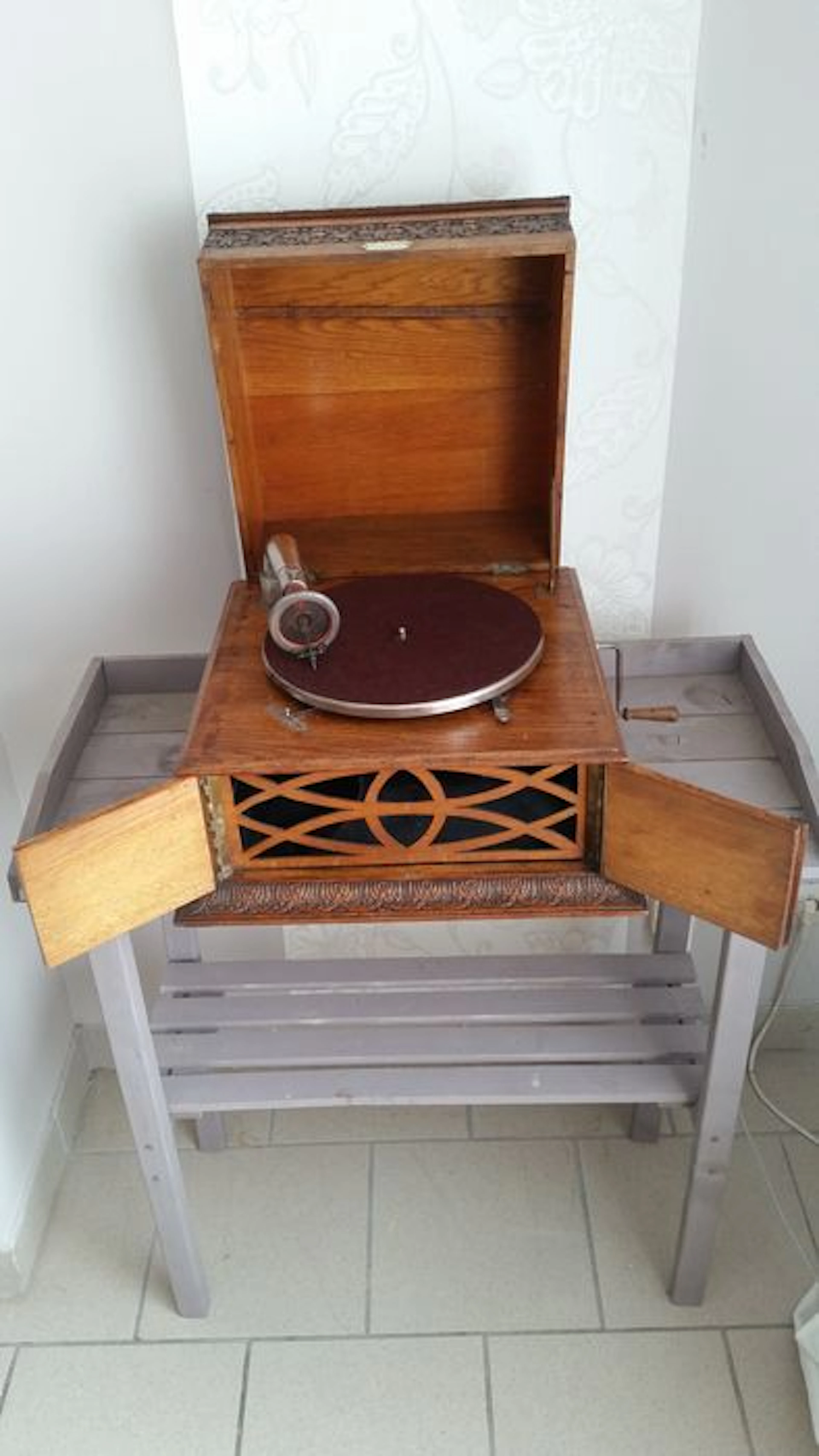 ancien gramophone / phonographe de salon , marque pathé , tout sculpter .