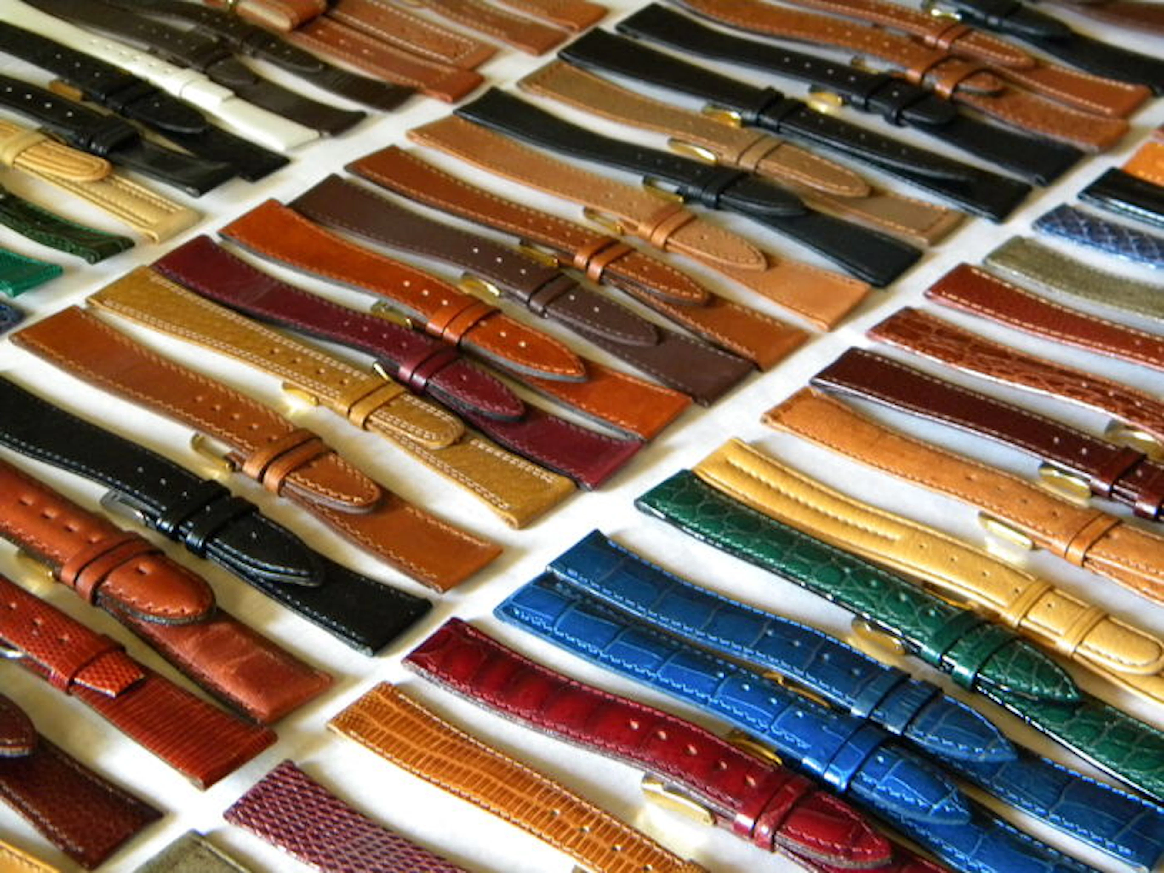 Lot of 200 assorted leather watch straps, men/women.