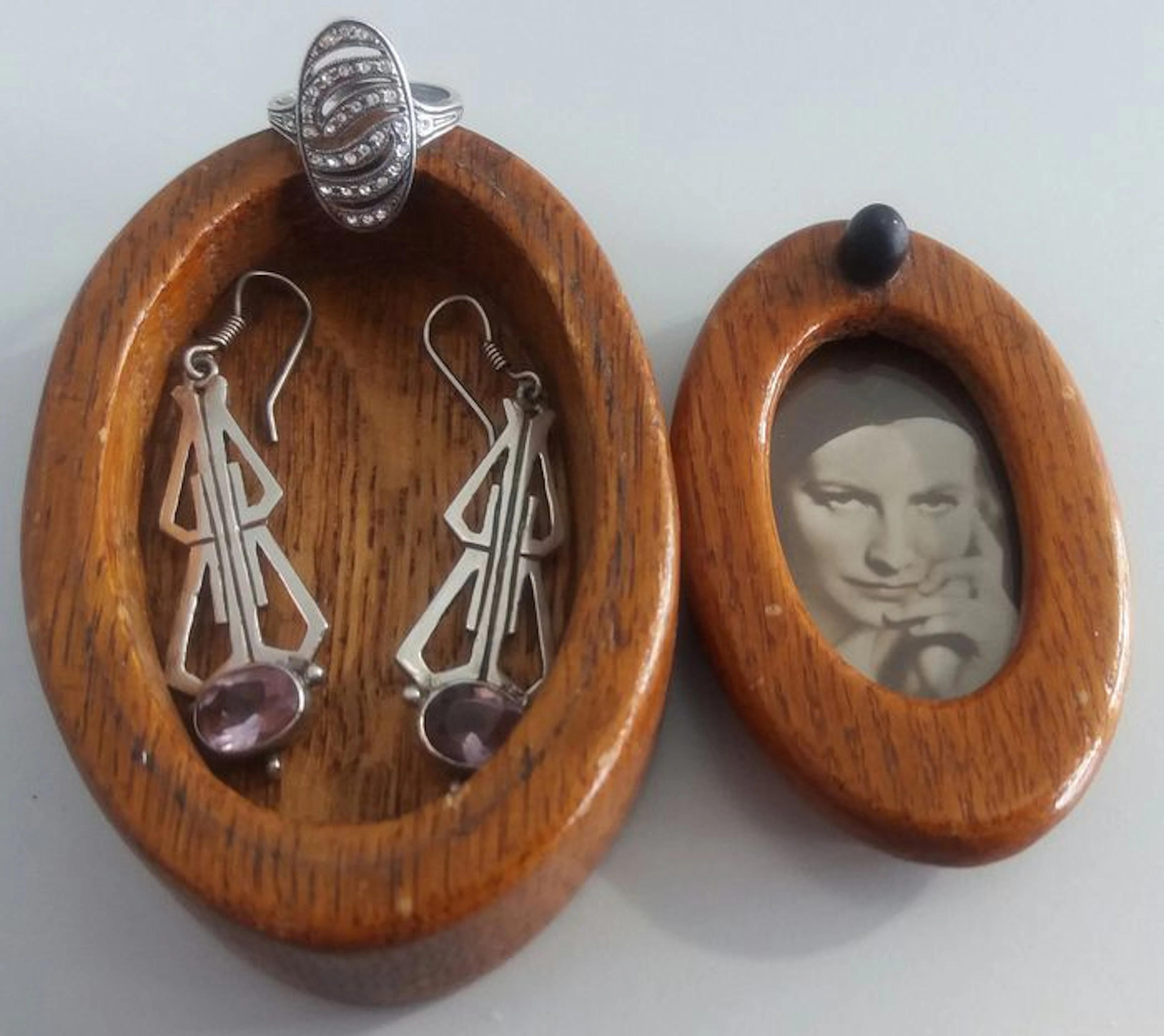 Art deco earrings and ring, including jewellery box with depiction of Greta Garbo