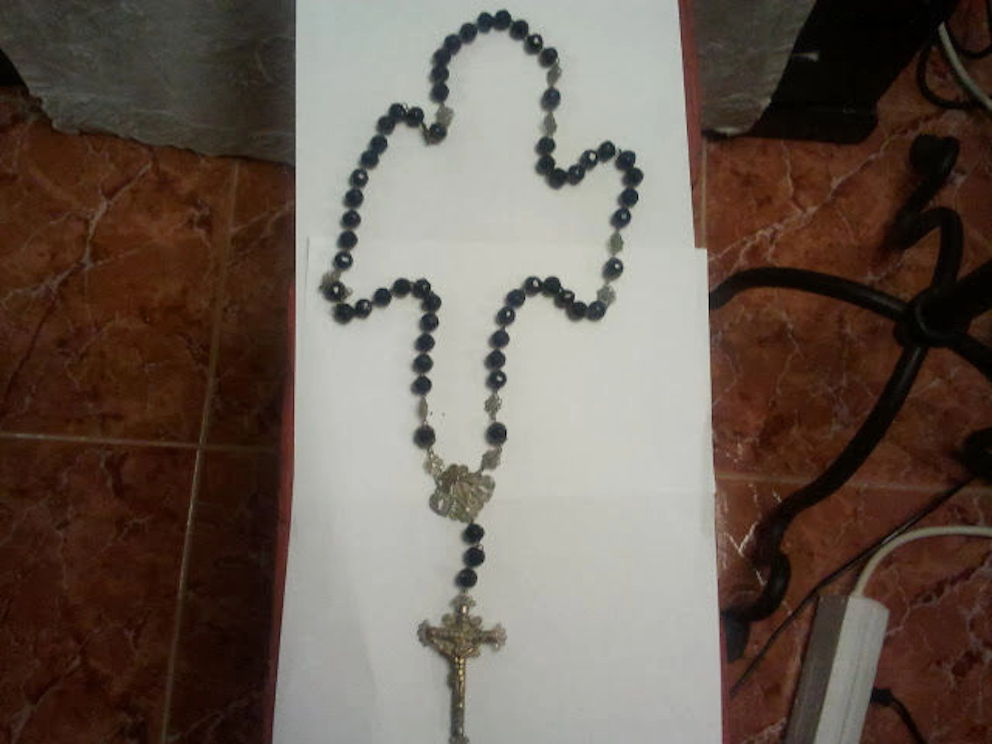 Rosario siglo. XVIII en Filigrana de plata calada y cincelada y azabache. .