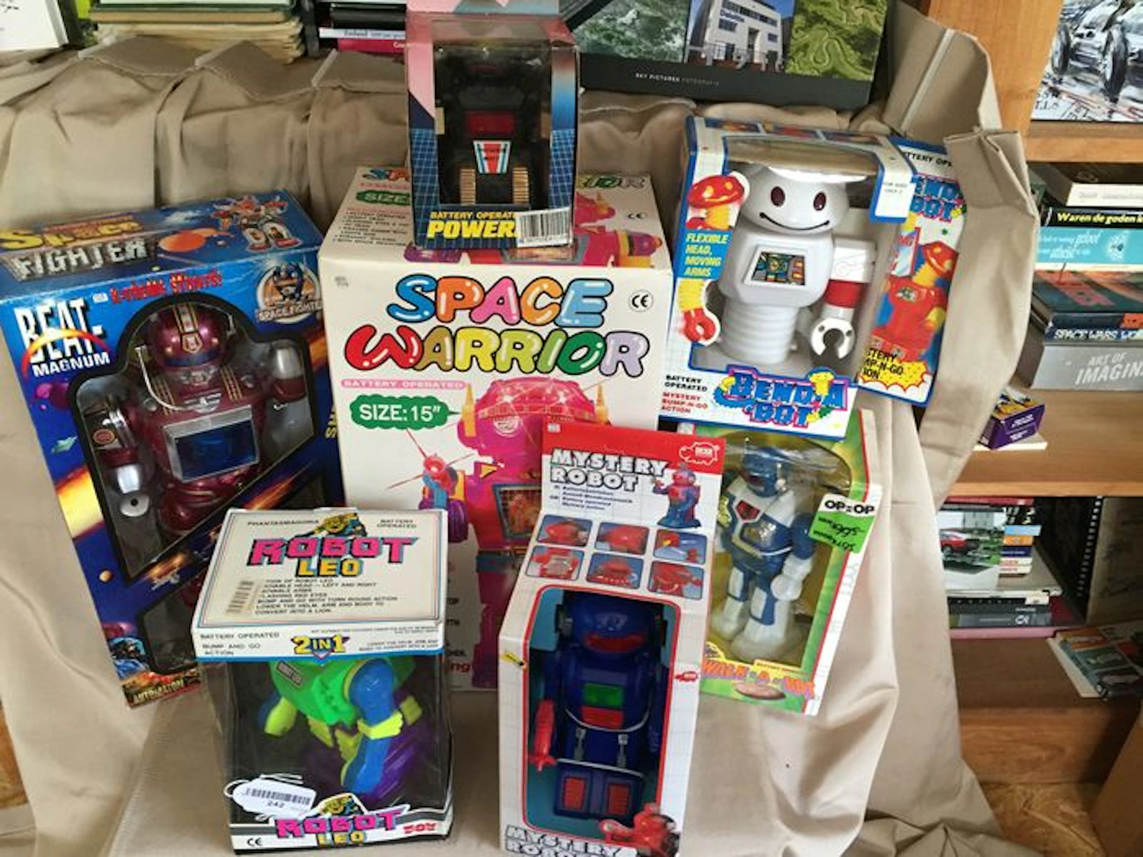 Taiwan/China - Misc. dimensions - Lot with 7 battery-operated plastic Robots #3, 1980/90s